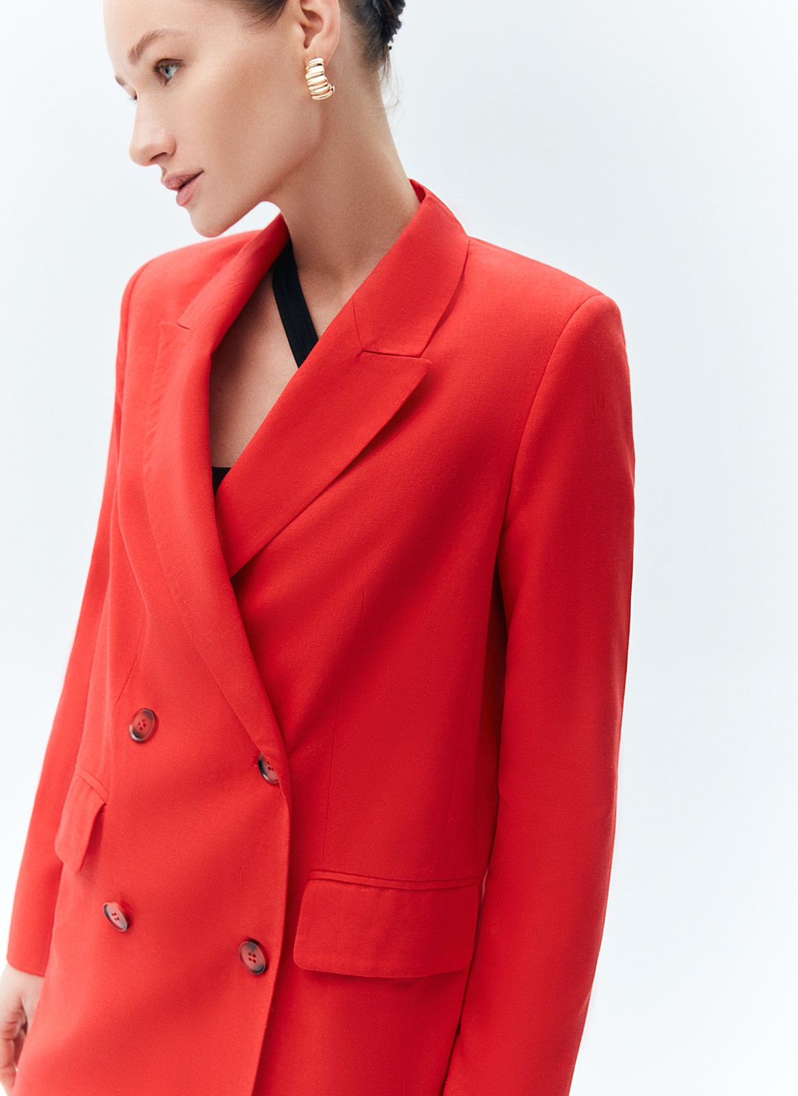 


Жакет двубортный изо льна. Нежаркая, свободная модель с классической линией плеча, воротником, лацканами и застёжкой на крупные пуговицы. Два базовых кармана с клапаном. Лён прочная натуральная ткань, прекрасно отводящая влагу. Материал охлаждает и дарит приятные тактильные ощущения. Носите жакет с шортам из новой коллекции или с летящими платьями и юбками.