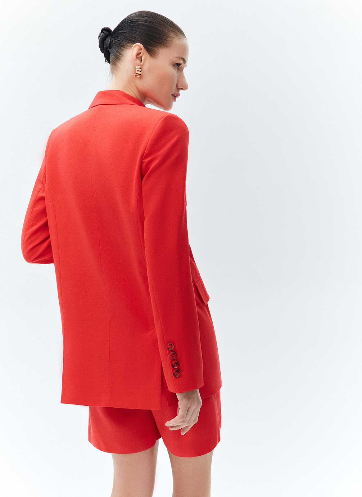 


Жакет двубортный изо льна. Нежаркая, свободная модель с классической линией плеча, воротником, лацканами и застёжкой на крупные пуговицы. Два базовых кармана с клапаном. Лён прочная натуральная ткань, прекрасно отводящая влагу. Материал охлаждает и дарит приятные тактильные ощущения. Носите жакет с шортам из новой коллекции или с летящими платьями и юбками.