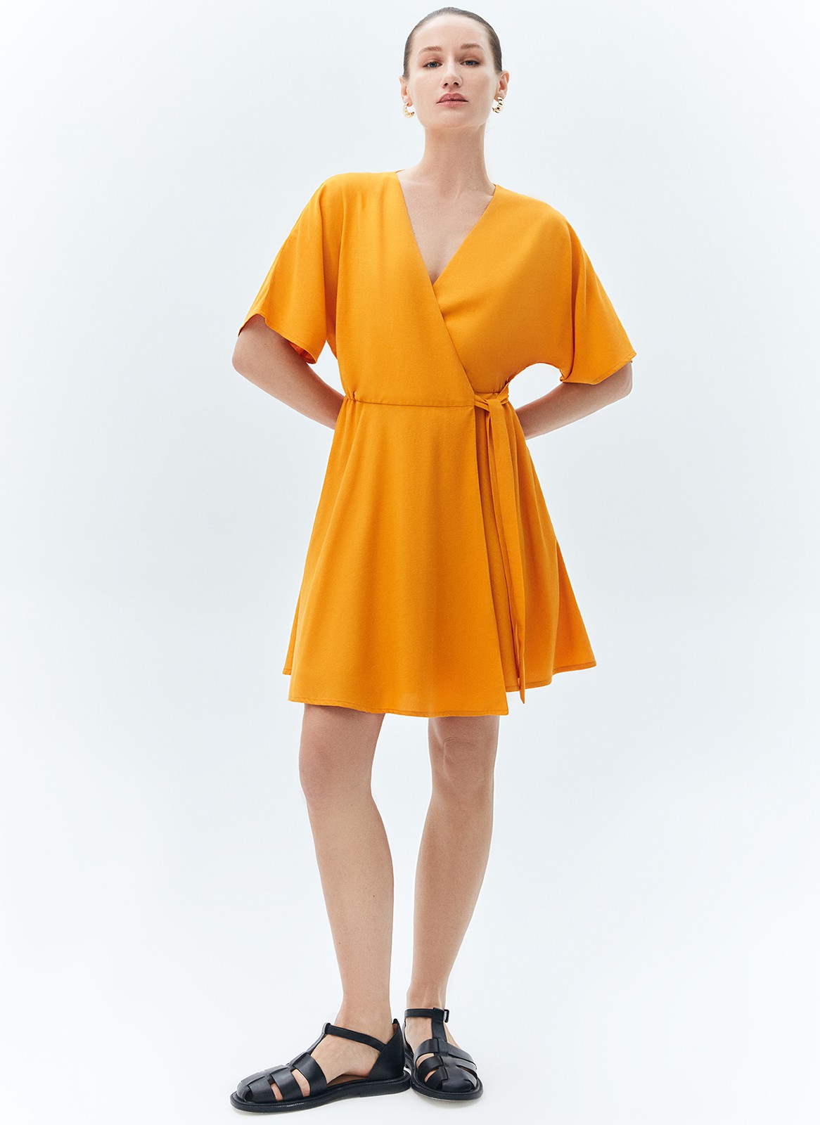 Платье с запахом мини, цвет: ОРАНЖЕВЫЙ Allweneed
Платье длины мини из вискозы и льна. Модель с запахом на уровне талии для правильного акцента. Широкие рукава позволяют ощущать свободу в движении. Запах формирует красивый v-образный вырез. Лёгкое платье, в котором можно насладиться закатом на море или собраться с подругами на летней веранде.