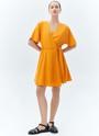 Платье с запахом мини, цвет: ОРАНЖЕВЫЙ Allweneed
Платье длины мини из вискозы и льна. Модель с запахом на уровне талии для правильного акцента. Широкие рукава позволяют ощущать свободу в движении. Запах формирует красивый v-образный вырез. Лёгкое платье, в котором можно насладиться закатом на море или собраться с подругами на летней веранде.