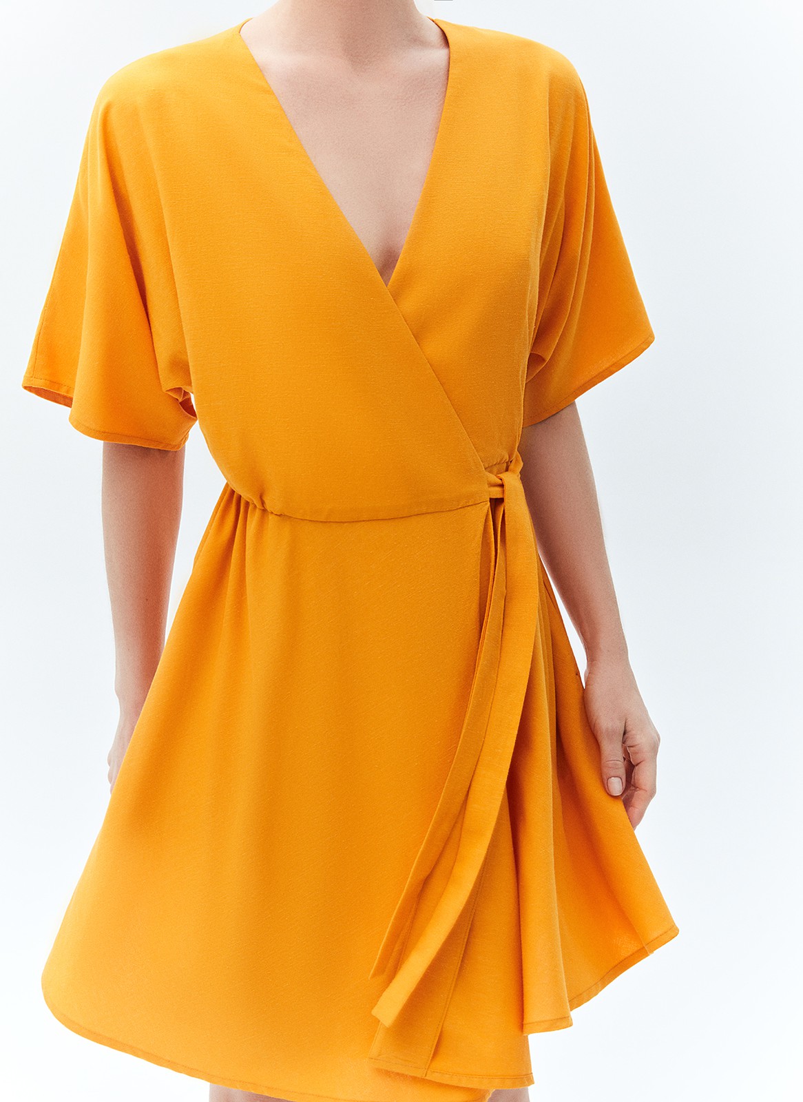 Платье с запахом мини, цвет: ОРАНЖЕВЫЙ Allweneed
Платье длины мини из вискозы и льна. Модель с запахом на уровне талии для правильного акцента. Широкие рукава позволяют ощущать свободу в движении. Запах формирует красивый v-образный вырез. Лёгкое платье, в котором можно насладиться закатом на море или собраться с подругами на летней веранде.