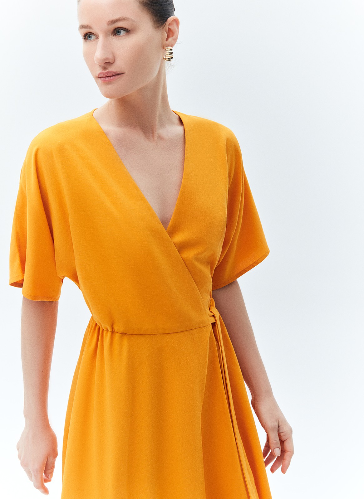 Платье с запахом мини, цвет: ОРАНЖЕВЫЙ Allweneed
Платье длины мини из вискозы и льна. Модель с запахом на уровне талии для правильного акцента. Широкие рукава позволяют ощущать свободу в движении. Запах формирует красивый v-образный вырез. Лёгкое платье, в котором можно насладиться закатом на море или собраться с подругами на летней веранде.