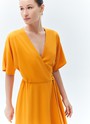 Платье с запахом мини, цвет: ОРАНЖЕВЫЙ Allweneed
Платье длины мини из вискозы и льна. Модель с запахом на уровне талии для правильного акцента. Широкие рукава позволяют ощущать свободу в движении. Запах формирует красивый v-образный вырез. Лёгкое платье, в котором можно насладиться закатом на море или собраться с подругами на летней веранде.
