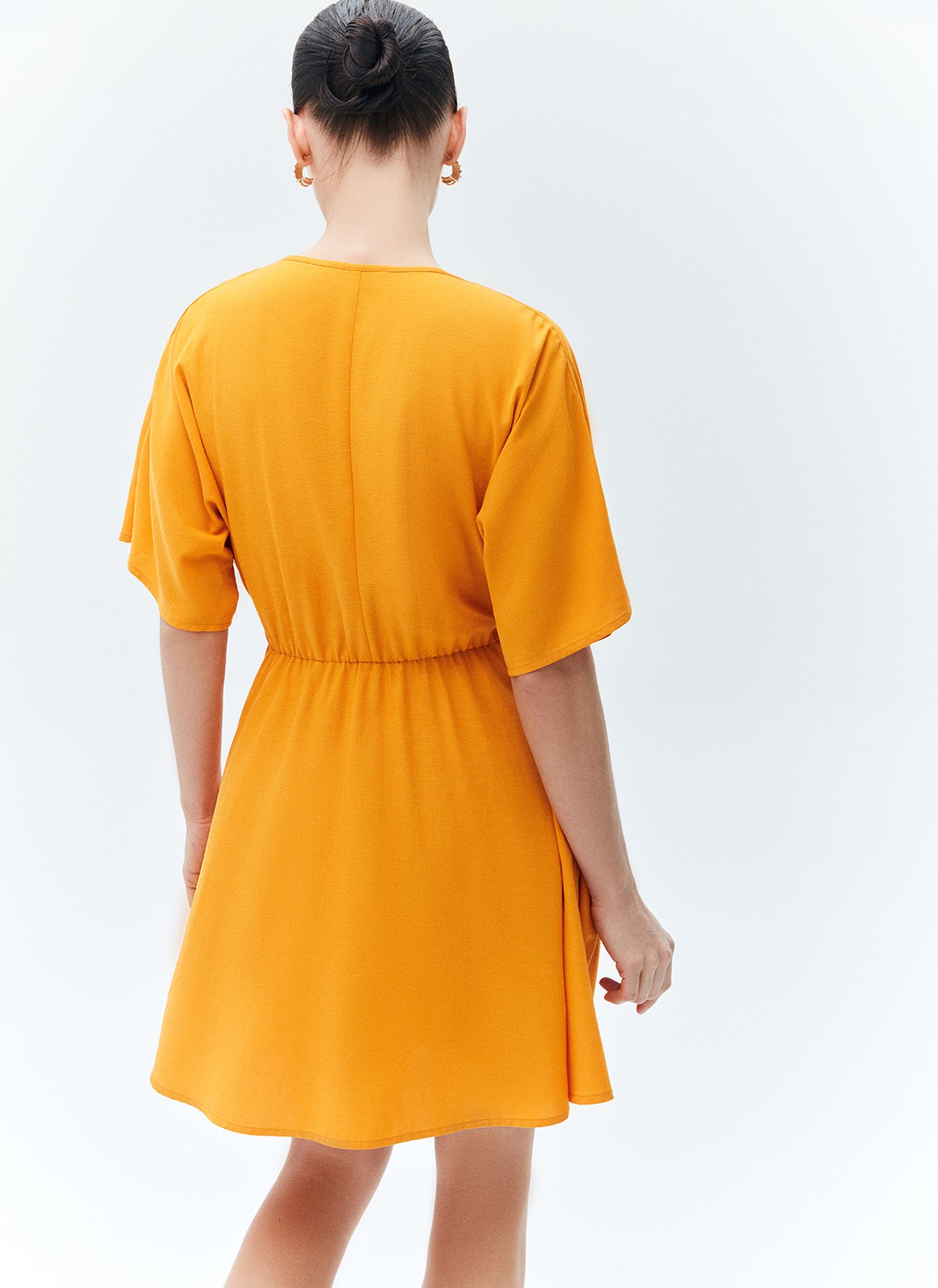 Платье с запахом мини, цвет: ОРАНЖЕВЫЙ Allweneed
Платье длины мини из вискозы и льна. Модель с запахом на уровне талии для правильного акцента. Широкие рукава позволяют ощущать свободу в движении. Запах формирует красивый v-образный вырез. Лёгкое платье, в котором можно насладиться закатом на море или собраться с подругами на летней веранде.