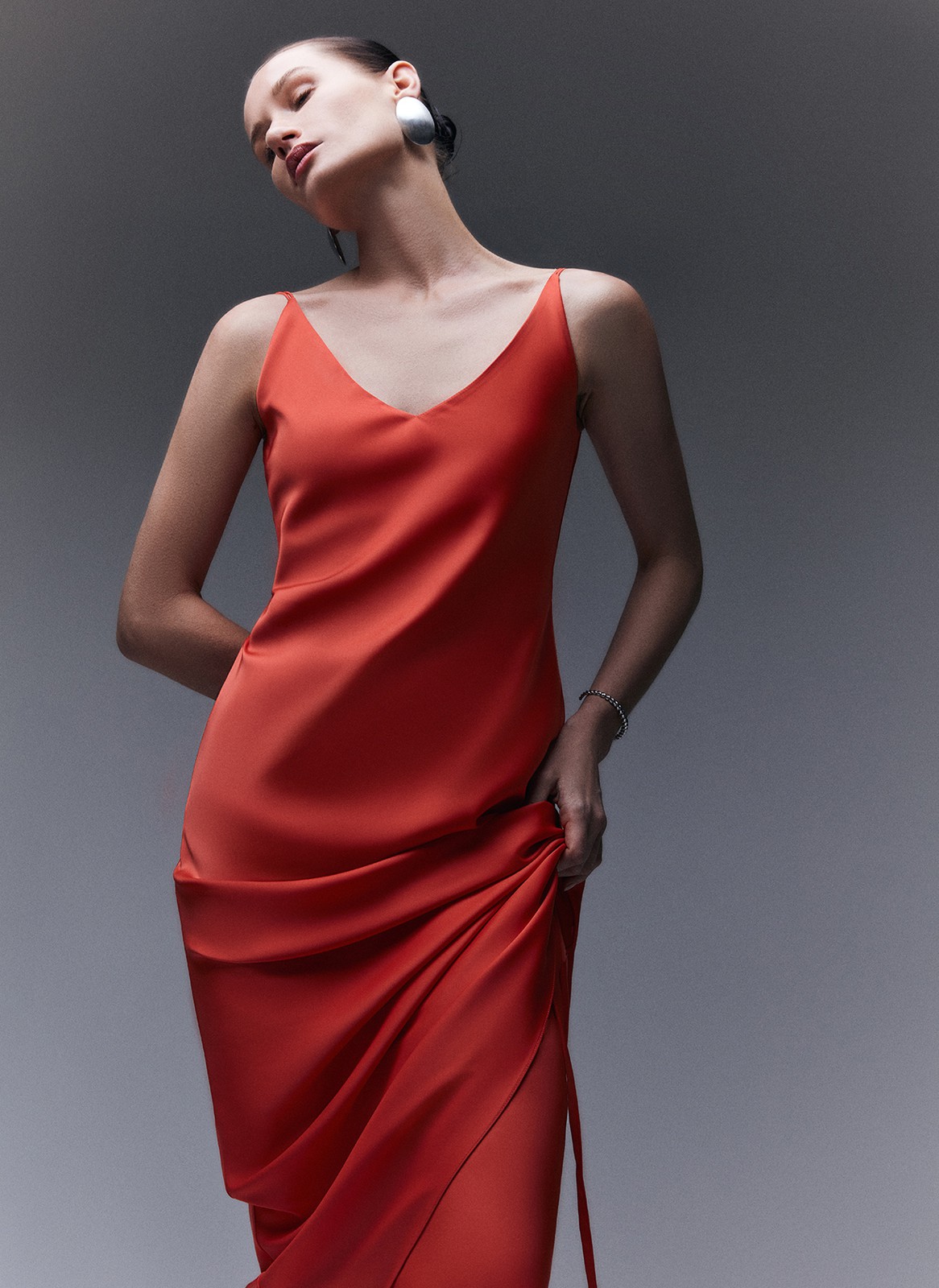 Платье-комбинация миди, цвет: коралловый Allweneed
Длинное платье-комбинация из вискозы. Ткань красиво струится и переливается при ходьбе. Платье не слишком облегает и дарит свободу движениям. Наш любимый v-образный вырез подчёркивает красоту зоны декольте. Скрытая молния на спинке. Чувственная модель для свиданий в городе или на берегу моря.