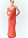 Платье-комбинация миди, цвет: коралловый Allweneed
Длинное платье-комбинация из вискозы. Ткань красиво струится и переливается при ходьбе. Платье не слишком облегает и дарит свободу движениям. Наш любимый v-образный вырез подчёркивает красоту зоны декольте. Скрытая молния на спинке. Чувственная модель для свиданий в городе или на берегу моря.