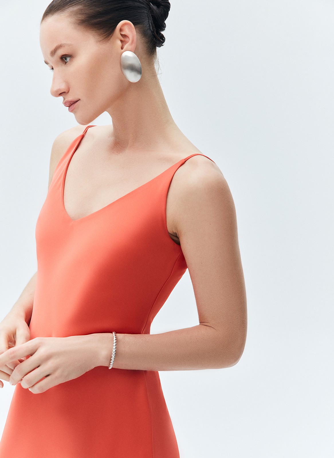 Платье-комбинация миди, цвет: коралловый Allweneed
Длинное платье-комбинация из вискозы. Ткань красиво струится и переливается при ходьбе. Платье не слишком облегает и дарит свободу движениям. Наш любимый v-образный вырез подчёркивает красоту зоны декольте. Скрытая молния на спинке. Чувственная модель для свиданий в городе или на берегу моря.