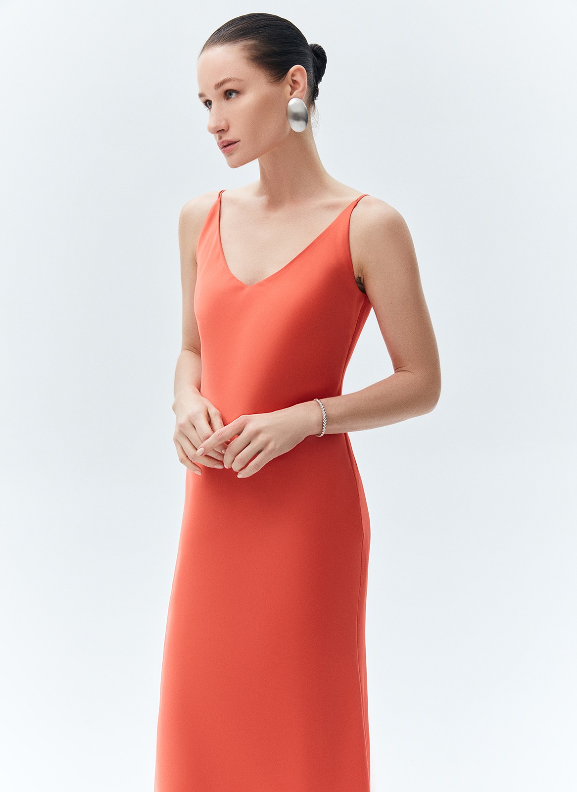 Платье-комбинация миди, цвет: коралловый Allweneed
Длинное платье-комбинация из вискозы. Ткань красиво струится и переливается при ходьбе. Платье не слишком облегает и дарит свободу движениям. Наш любимый v-образный вырез подчёркивает красоту зоны декольте. Скрытая молния на спинке. Чувственная модель для свиданий в городе или на берегу моря.
