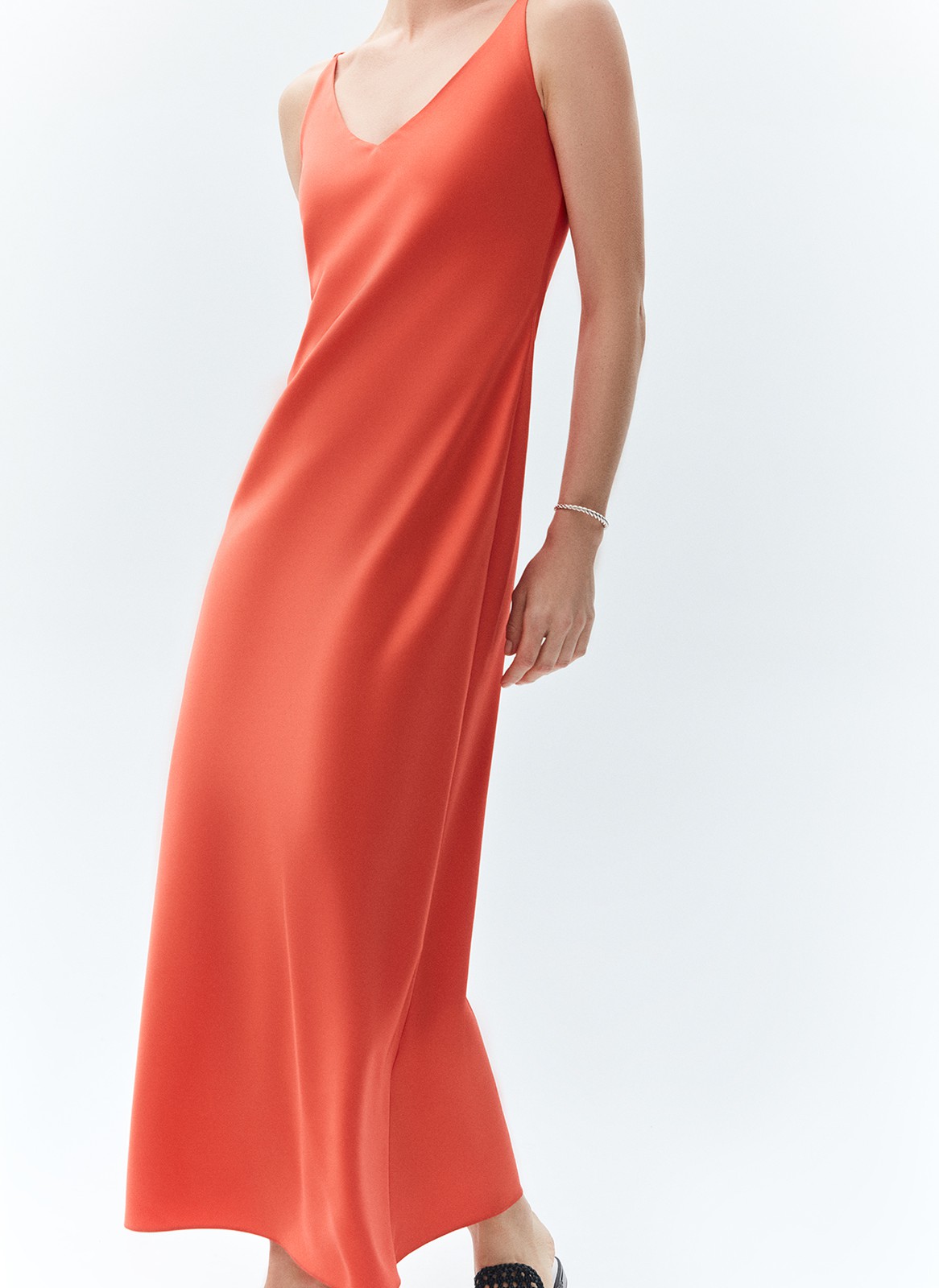 Платье-комбинация миди, цвет: коралловый Allweneed
Длинное платье-комбинация из вискозы. Ткань красиво струится и переливается при ходьбе. Платье не слишком облегает и дарит свободу движениям. Наш любимый v-образный вырез подчёркивает красоту зоны декольте. Скрытая молния на спинке. Чувственная модель для свиданий в городе или на берегу моря.