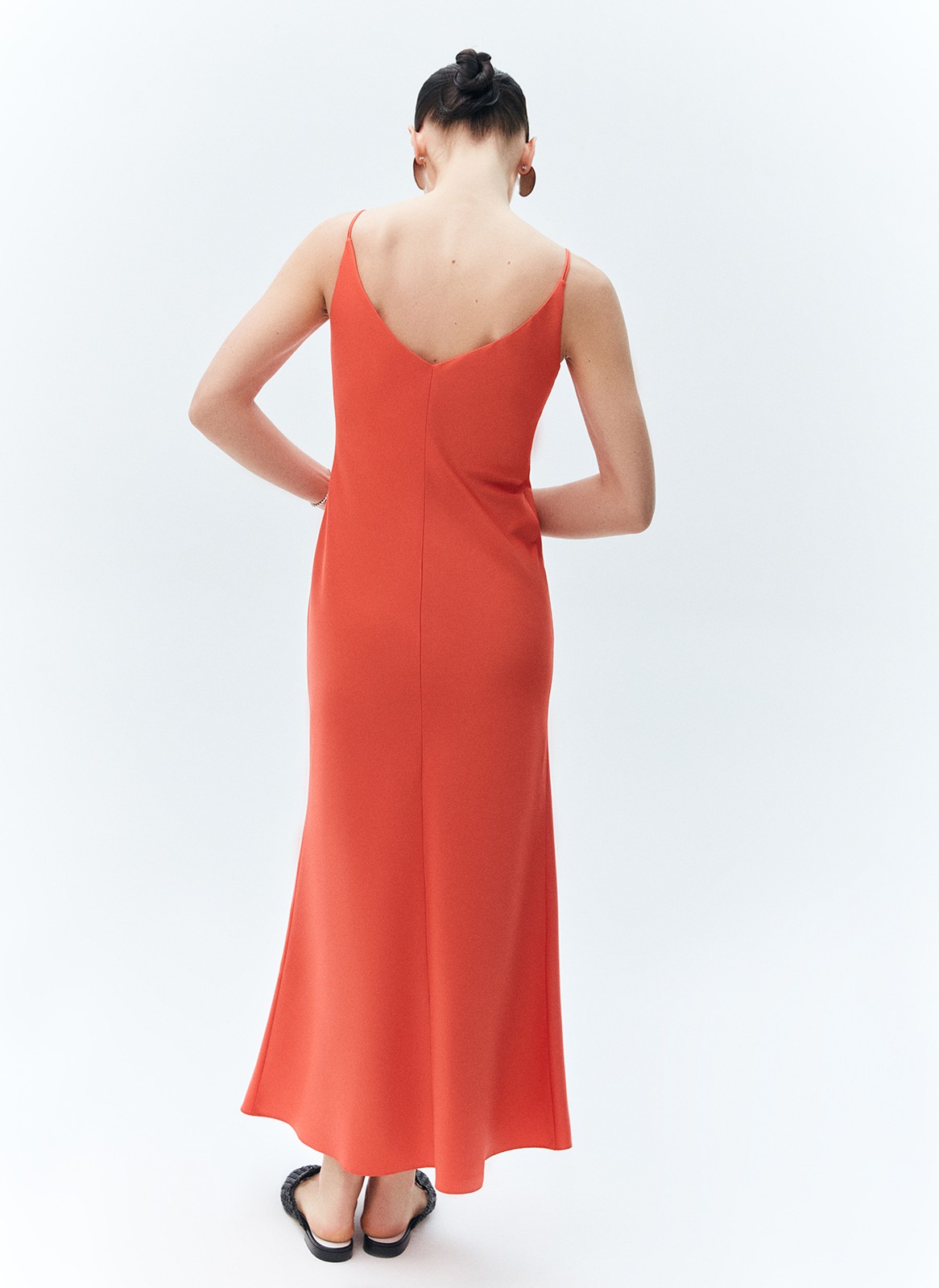 Платье-комбинация миди, цвет: коралловый Allweneed
Длинное платье-комбинация из вискозы. Ткань красиво струится и переливается при ходьбе. Платье не слишком облегает и дарит свободу движениям. Наш любимый v-образный вырез подчёркивает красоту зоны декольте. Скрытая молния на спинке. Чувственная модель для свиданий в городе или на берегу моря.