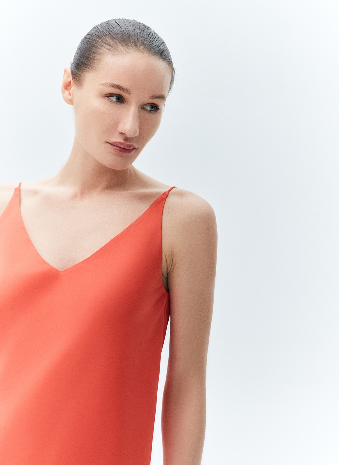 Топ на тонких бретелях, цвет: коралловый Allweneed
Топ на тонких бретелях. Прямой силуэт не слишком облегает, а V-образный вырез подчёркивает красоту шеи и ключиц. В лёгкой вискозе вам будет комфортно даже в жаркую погоду.