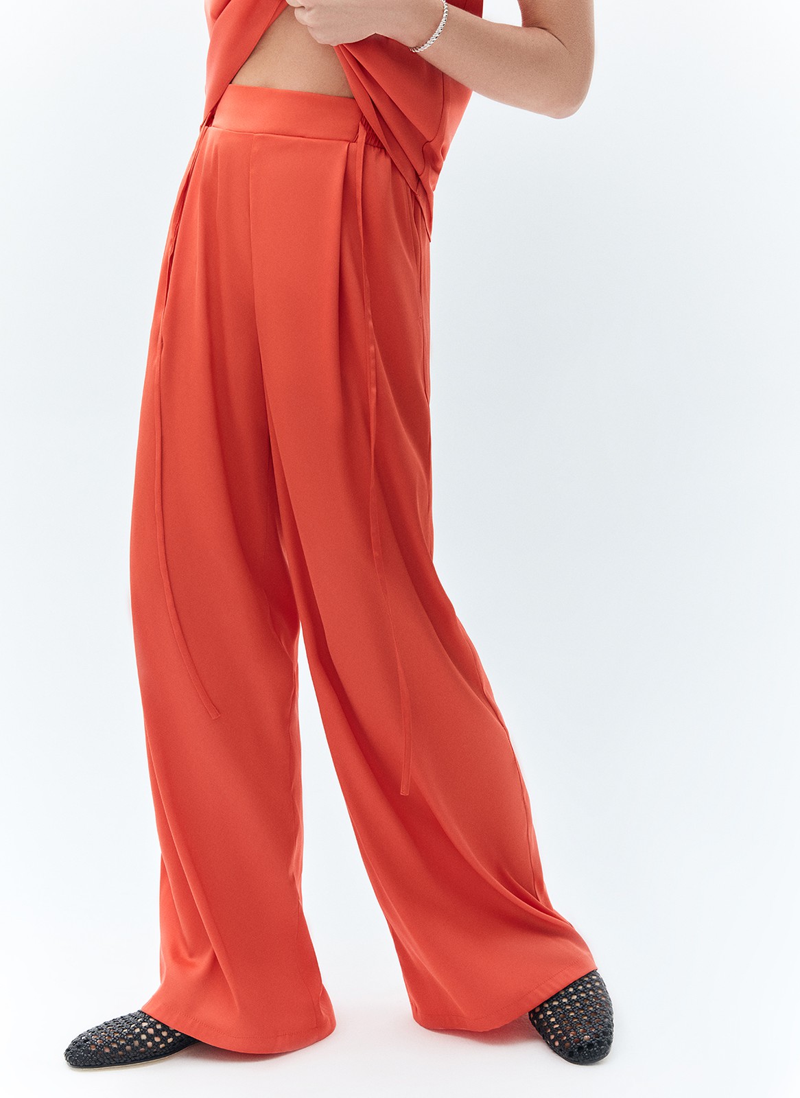 Брюки-палаццо, цвет: коралловый Allweneed
Брюки полной длины из вискозы с благородным сатиновым блеском. Модель имеет эластичный пояс и завязки для лучшей посадки. Фасон удлиняет силуэт и создает правильные пропорции. Нам нравится, как брюки смотрятся вместе с рубашкой. Прекрасный выбор для транзита из поздней весны в жаркое лето.