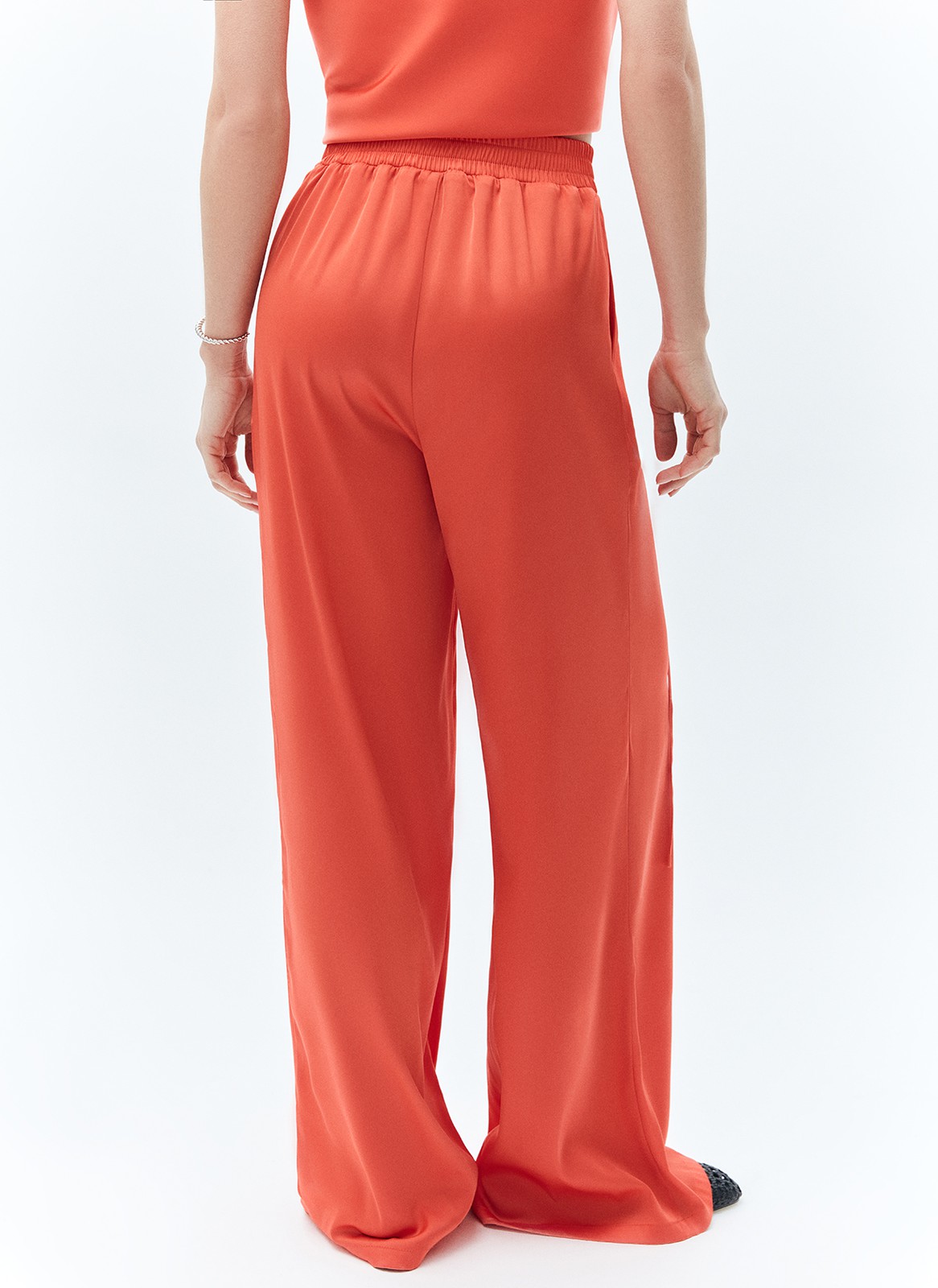 Брюки-палаццо, цвет: коралловый Allweneed
Брюки полной длины из вискозы с благородным сатиновым блеском. Модель имеет эластичный пояс и завязки для лучшей посадки. Фасон удлиняет силуэт и создает правильные пропорции. Нам нравится, как брюки смотрятся вместе с рубашкой. Прекрасный выбор для транзита из поздней весны в жаркое лето.