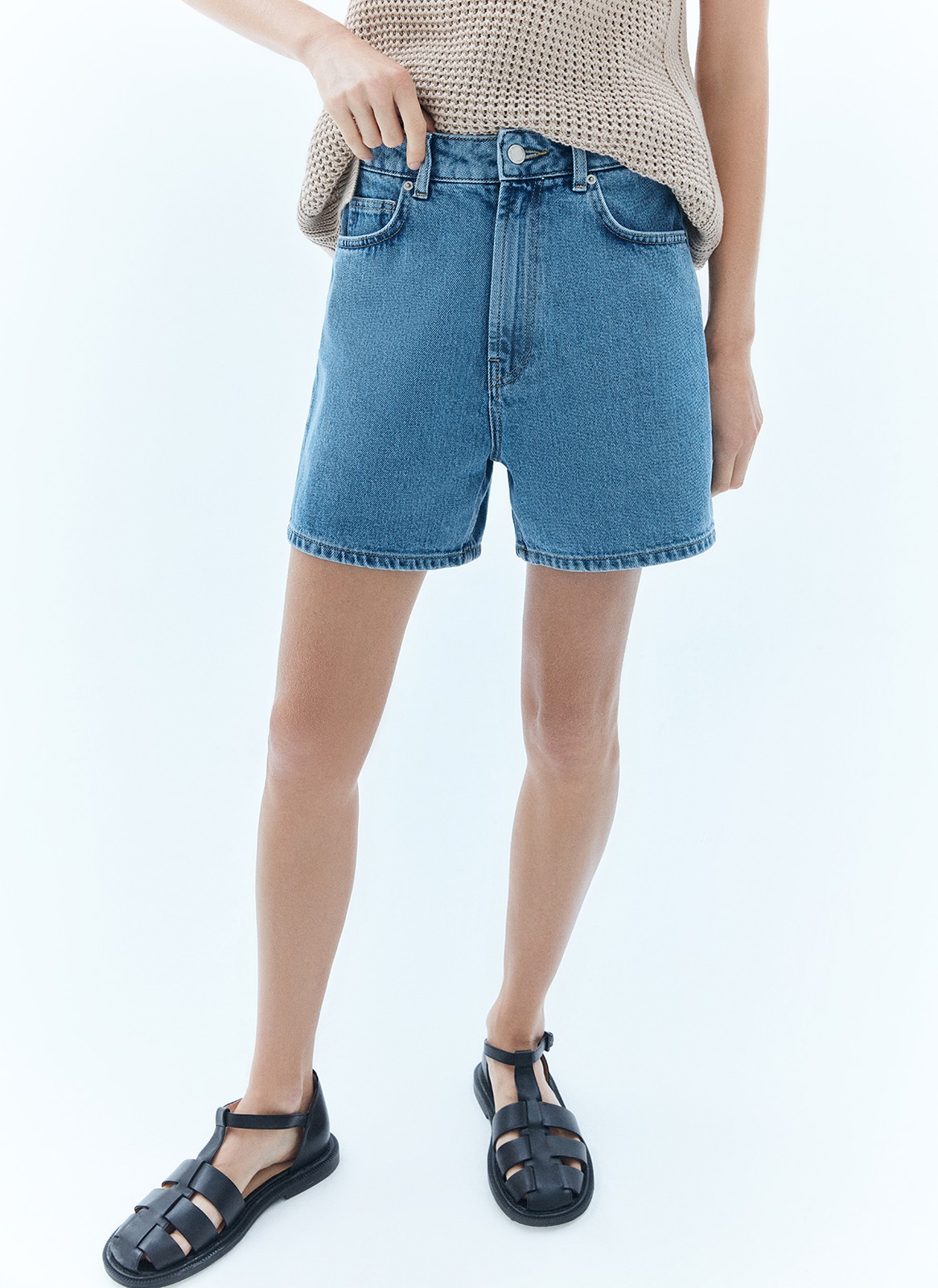 


Классические шорты из денима это must have в летнем гардеробе. Застёжка на молнию и пуговицы. Пять базовых карманов. Благодаря плотному 100 % дениму модель отлично смотрится на фигуре. Сочетайте с футболками, топами или с романтичными блузами.