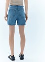 


Классические шорты из денима это must have в летнем гардеробе. Застёжка на молнию и пуговицы. Пять базовых карманов. Благодаря плотному 100 % дениму модель отлично смотрится на фигуре. Сочетайте с футболками, топами или с романтичными блузами.