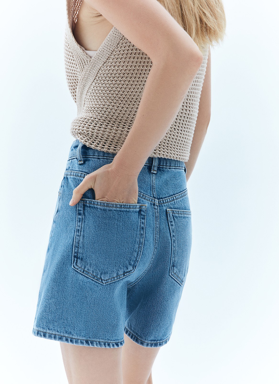 


Классические шорты из денима это must have в летнем гардеробе. Застёжка на молнию и пуговицы. Пять базовых карманов. Благодаря плотному 100 % дениму модель отлично смотрится на фигуре. Сочетайте с футболками, топами или с романтичными блузами.