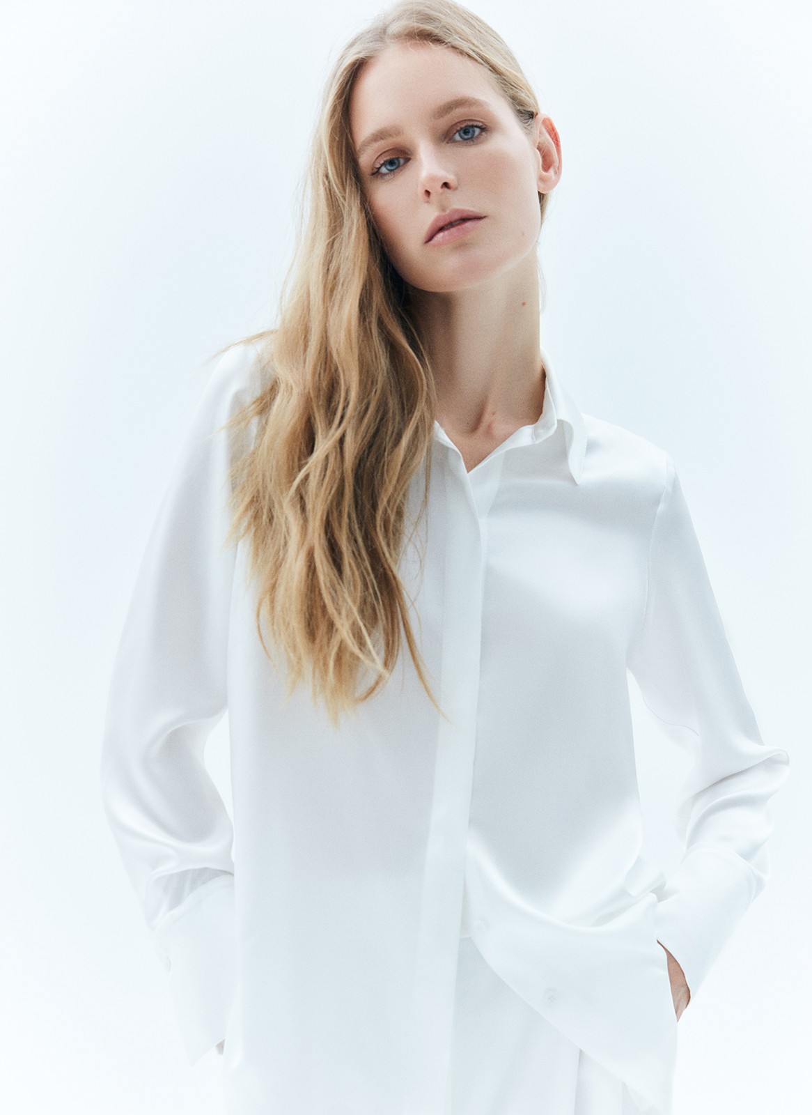 


Рубашка из натурального шёлка. Этот уникальный материал обладает дорогим блеском и приятно охлаждает кожу в жару. Мы тщательно выбирали ткань с правильной плотностью, чтобы изделие прослужило вам долго. Классический прямой крой, манжеты, воротник-стойка и планка с пуговицами в тон. Рубашка выглядит статусно и позволяет вам экспериментировать: носите её с юбкой, как кардиган на платье или в офис с костюмом.