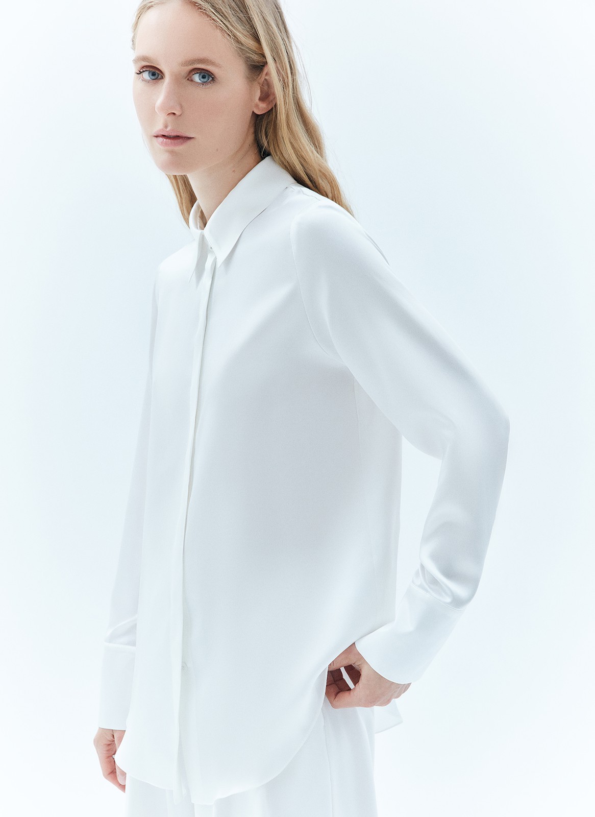 


Рубашка из натурального шёлка. Этот уникальный материал обладает дорогим блеском и приятно охлаждает кожу в жару. Мы тщательно выбирали ткань с правильной плотностью, чтобы изделие прослужило вам долго. Классический прямой крой, манжеты, воротник-стойка и планка с пуговицами в тон. Рубашка выглядит статусно и позволяет вам экспериментировать: носите её с юбкой, как кардиган на платье или в офис с костюмом.