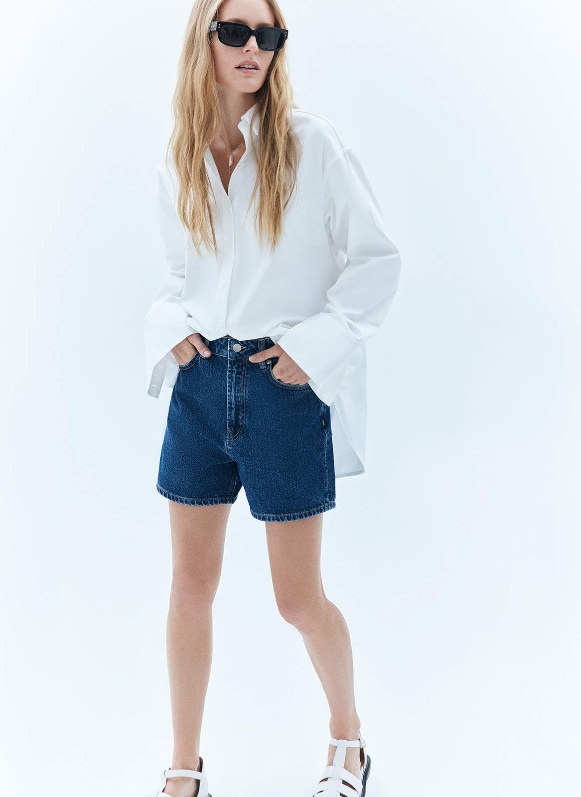 Шорты джинсовые, цвет: темно-синий Allweneed
Классические шорты из денима это must have в летнем гардеробе. Застёжка на молнию и пуговицы. Пять базовых карманов. Благодаря плотному 100 % дениму модель отлично смотрится на фигуре. Сочетайте с футболками, топами или с романтичными блузами.