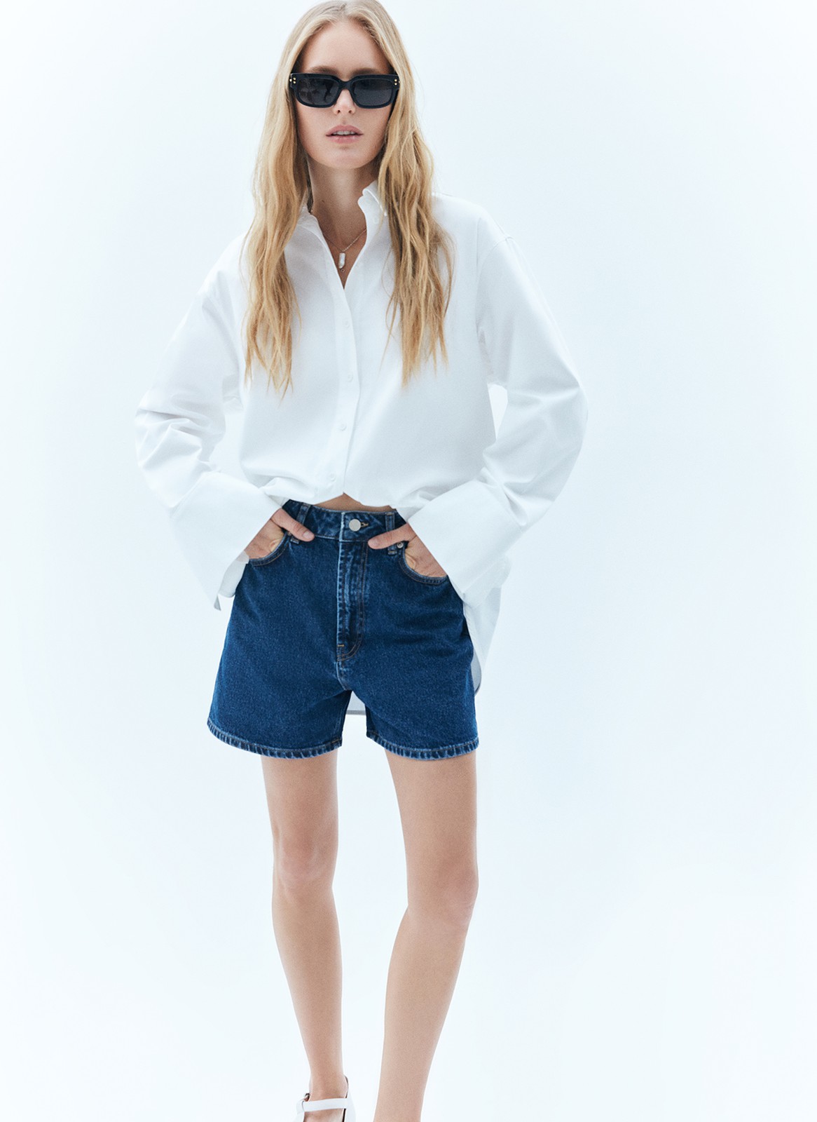 Шорты джинсовые, цвет: темно-синий Allweneed
Классические шорты из денима это must have в летнем гардеробе. Застёжка на молнию и пуговицы. Пять базовых карманов. Благодаря плотному 100 % дениму модель отлично смотрится на фигуре. Сочетайте с футболками, топами или с романтичными блузами.