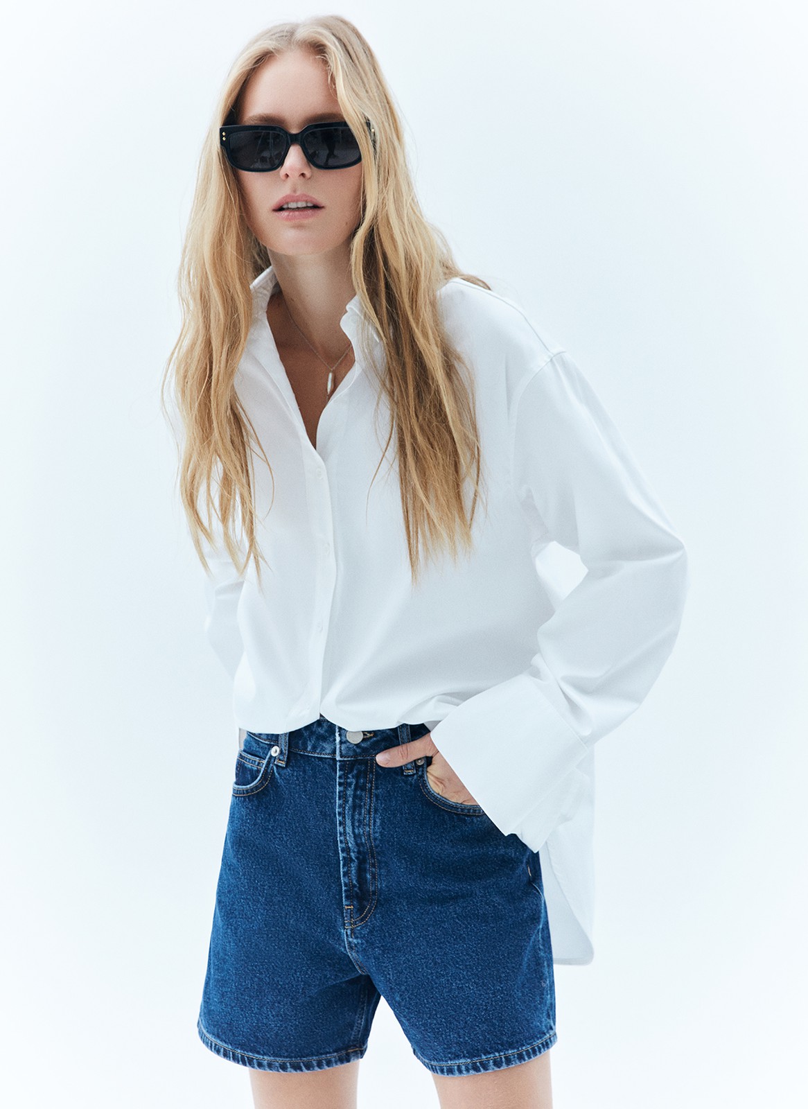 Шорты джинсовые, цвет: темно-синий Allweneed
Классические шорты из денима это must have в летнем гардеробе. Застёжка на молнию и пуговицы. Пять базовых карманов. Благодаря плотному 100 % дениму модель отлично смотрится на фигуре. Сочетайте с футболками, топами или с романтичными блузами.