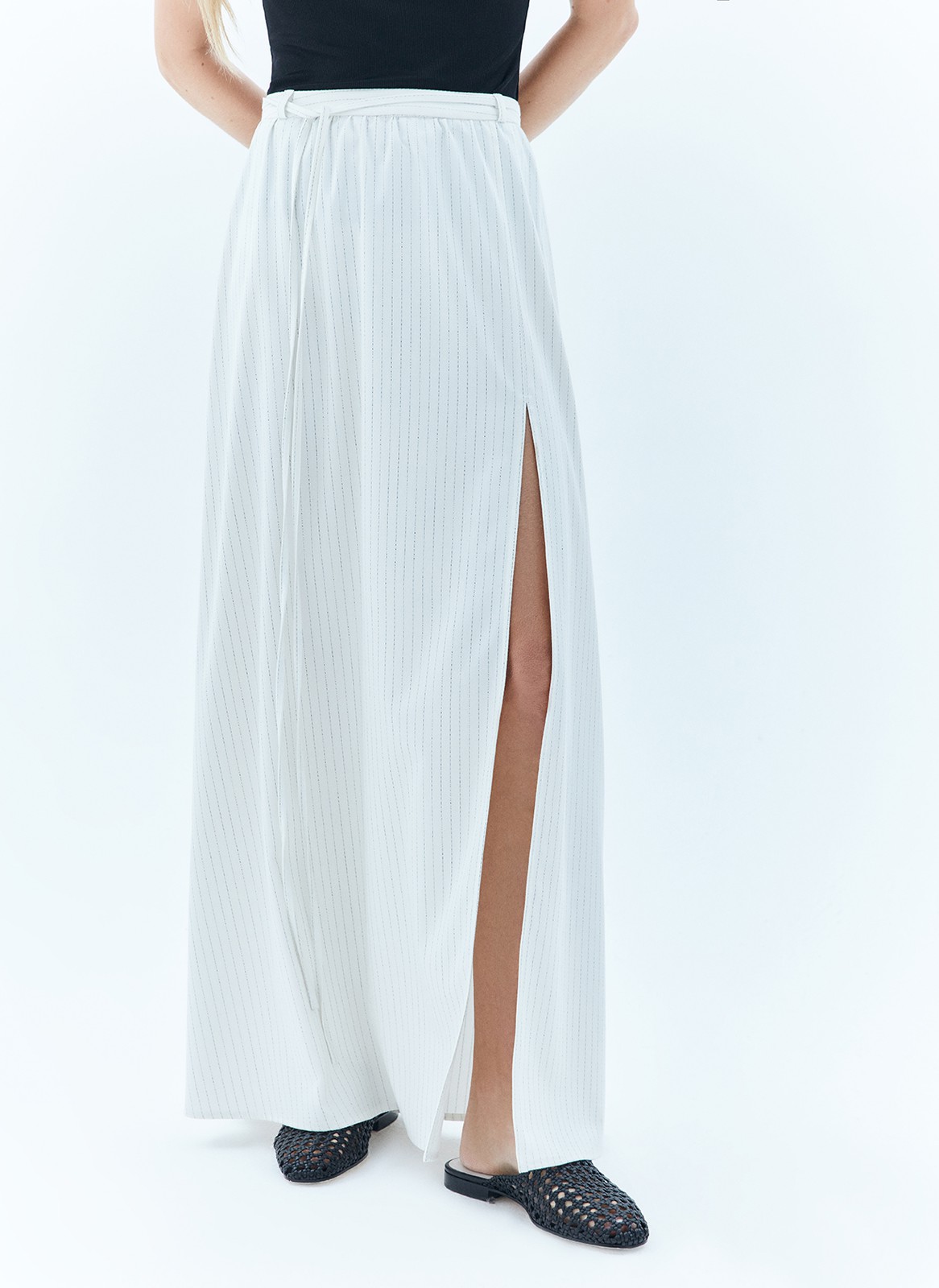 Юбка макси, цвет: Молочный в полоску Allweneed
Лёгкая юбка длины макси. Модель из воздушной вискозы, свободно двигающейся в такт вашему шагу. Двойной тонкий пояс для лучшей посадки. Принт в узкую полоску дополнительно вытягивает силуэт. Мы создали юбку с разрезом по ноге, чтобы вы ощущали себя смело и уверенно. Модель легко сочетать с базовыми топами и футболками или с купальником на берегу моря.