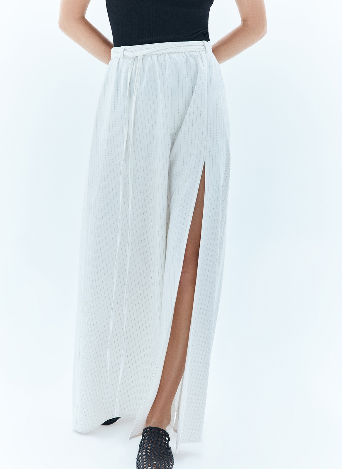 Юбка макси, цвет: Молочный в полоску Allweneed
Лёгкая юбка длины макси. Модель из воздушной вискозы, свободно двигающейся в такт вашему шагу. Двойной тонкий пояс для лучшей посадки. Принт в узкую полоску дополнительно вытягивает силуэт. Мы создали юбку с разрезом по ноге, чтобы вы ощущали себя смело и уверенно. Модель легко сочетать с базовыми топами и футболками или с купальником на берегу моря.