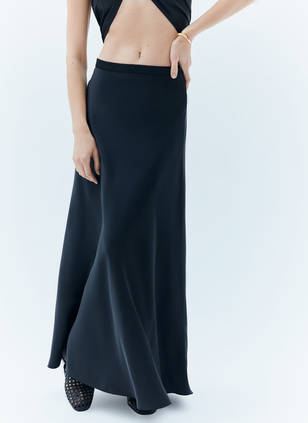 


Летящая юбка длины миди из вискозы. Актуальный крой по косой безупречно садится на любую фигуру. Мы спрятали молнию в боковой шов для вашего удобства. Ткань имеет лёгкий сатиновый блеск и красиво струится при ходьбе, напоминая натуральный шёлк. Носите юбку с блузами, топами и рубашками.