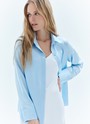 Рубашка из натурального шёлка, цвет: голубой Allweneed
Рубашка из натурального шёлка. Этот уникальный материал обладает дорогим блеском и приятно охлаждает кожу в жару. Мы тщательно выбирали ткань с правильной плотностью, чтобы изделие прослужило вам долго. Классический прямой крой, манжеты, воротник-стойка и планка с пуговицами в тон. Рубашка выглядит статусно и позволяет вам экспериментировать: носите её с юбкой, как кардиган на платье или в офис с костюмом.