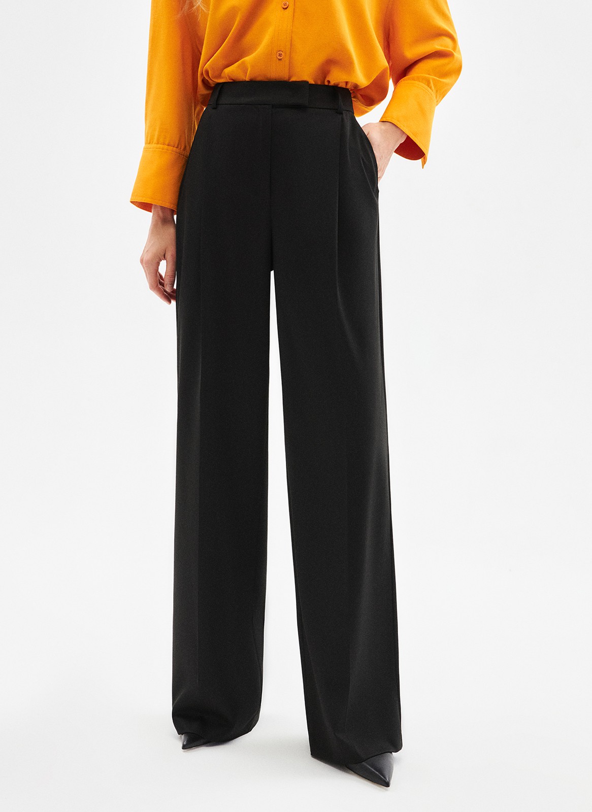 Брюки широкие полной длины, цвет: Черный Allweneed Базовые широкие брюки с посадкой чуть ниже талии и плотным поясом, поэтому их можно носить без ремня. Выполнены из качественной турецкой костюмной ткани, которая хорошо держит форму. Брюки отлично сидят на фигуре и благодаря длине вытягивают силуэт. Сочетайте с яркими жакетами, блузами и топами.