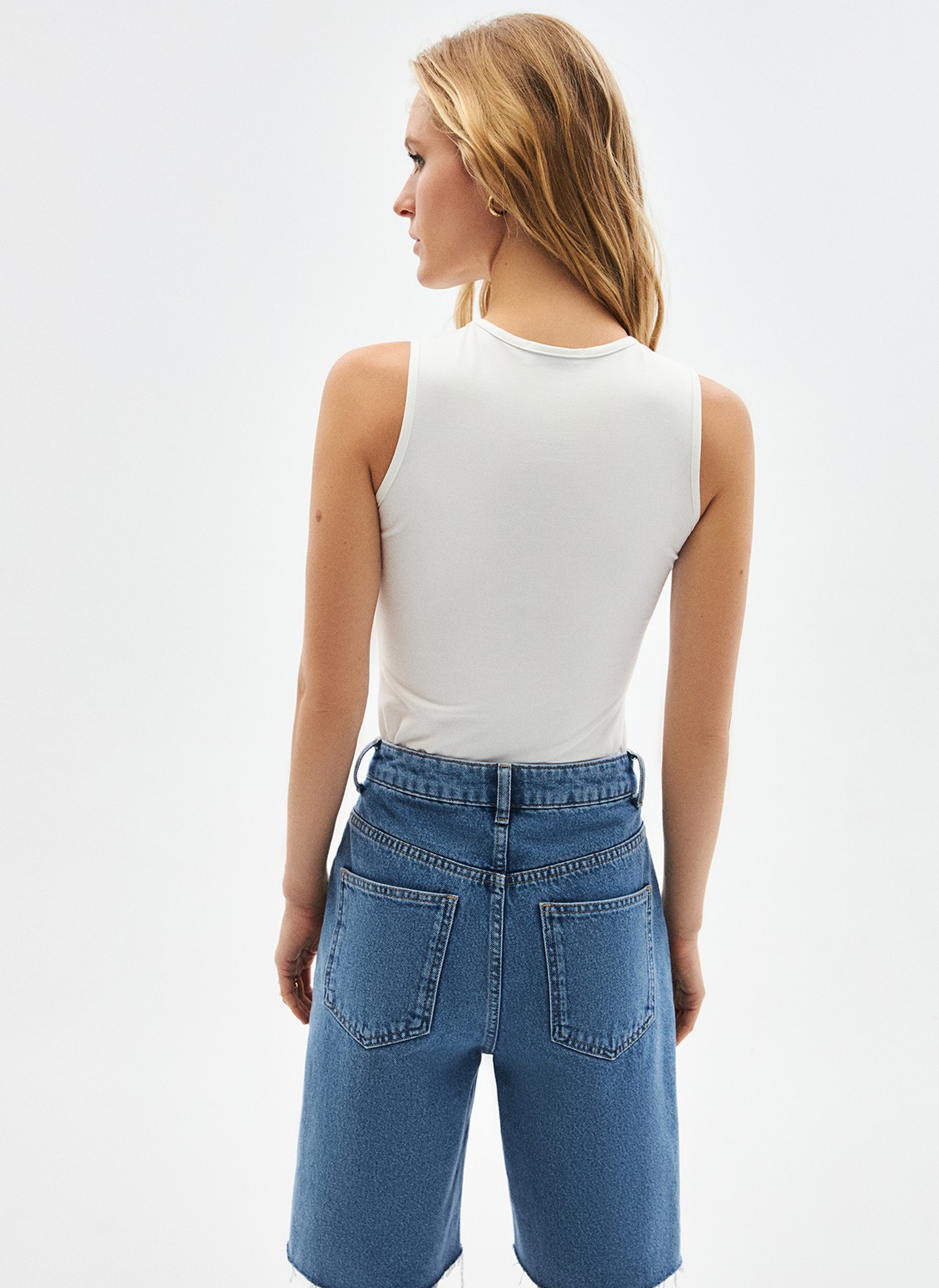 Майка классическая, цвет: молочный Allweneed
Топ из натурального хлопка. Силуэт напоминает трапецию. Топ двойной, на подкладочной ткани, что делает его более плотным и менее прозрачным. Вы можете носить его с любимыми джинсами или с брюками и юбками для вечерних образов.