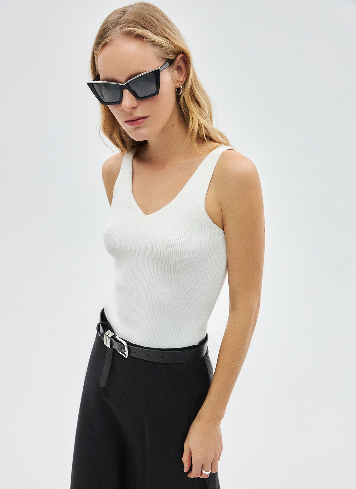 Топ вязаный, цвет: молочный Allweneed
Топ из нежного трикотажа. Наш бестселлер в новых цветах. Благодаря вискозе вам будет комфортно даже жарким днём. Пряжа дарит приятные тактильные ощущения. Рекомендуем носить как альтернативу футболкам.