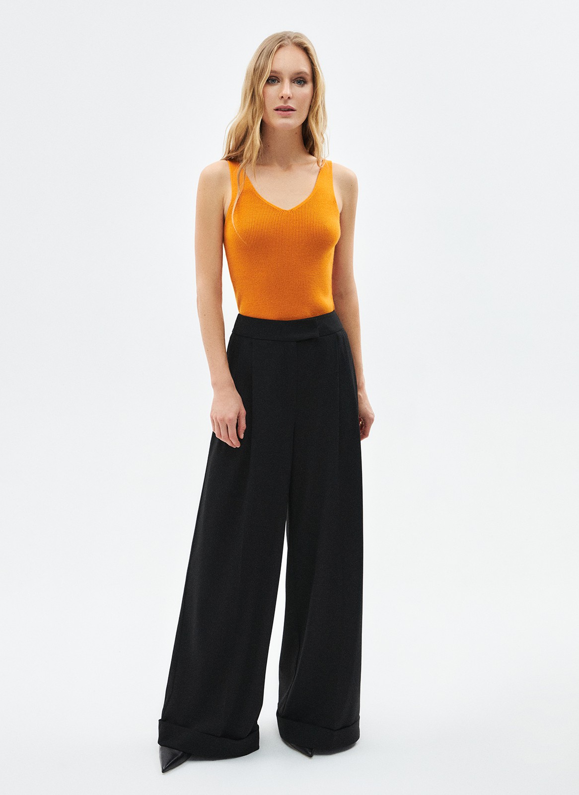 Топ вязаный, цвет: рыжий Allweneed
Топ из нежного трикотажа. Наш бестселлер в новых цветах. Благодаря вискозе вам будет комфортно даже жарким днём. Пряжа дарит приятные тактильные ощущения. Рекомендуем носить как альтернативу футболкам.