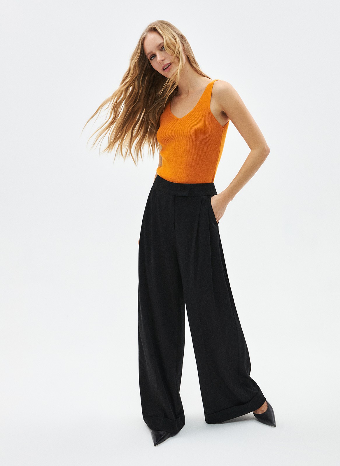 Топ вязаный, цвет: рыжий Allweneed
Топ из нежного трикотажа. Наш бестселлер в новых цветах. Благодаря вискозе вам будет комфортно даже жарким днём. Пряжа дарит приятные тактильные ощущения. Рекомендуем носить как альтернативу футболкам.