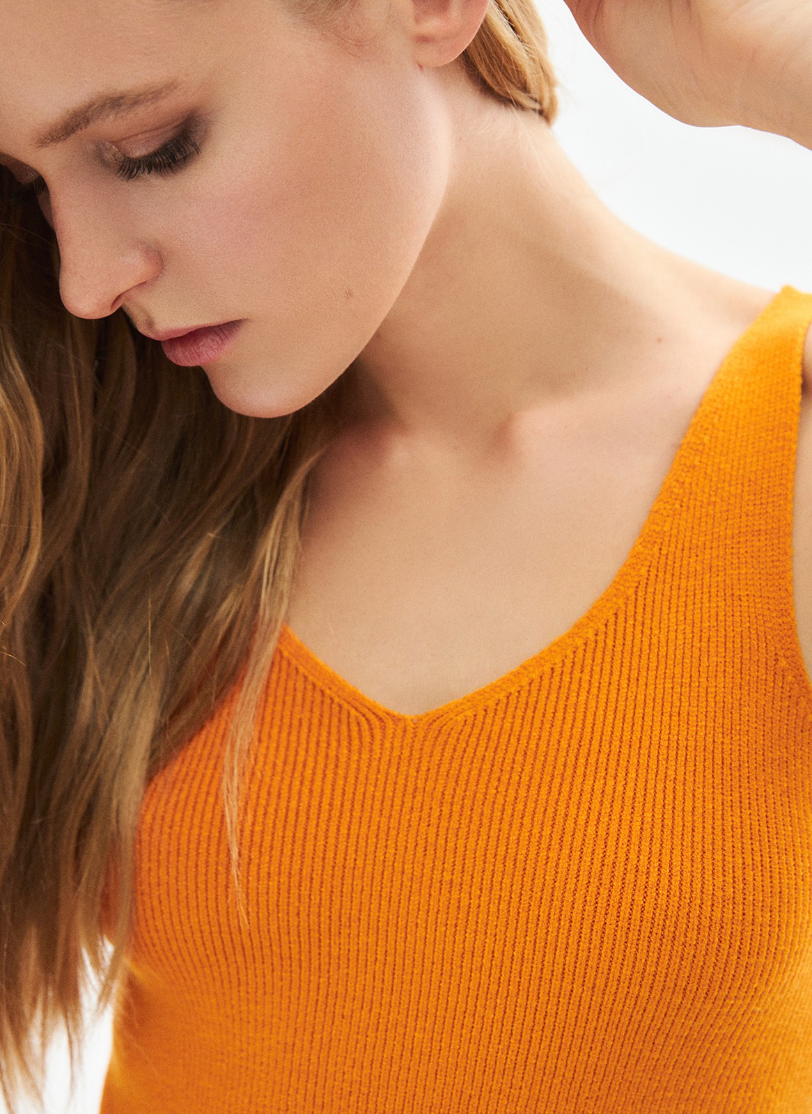 Топ вязаный, цвет: рыжий Allweneed
Топ из нежного трикотажа. Наш бестселлер в новых цветах. Благодаря вискозе вам будет комфортно даже жарким днём. Пряжа дарит приятные тактильные ощущения. Рекомендуем носить как альтернативу футболкам.