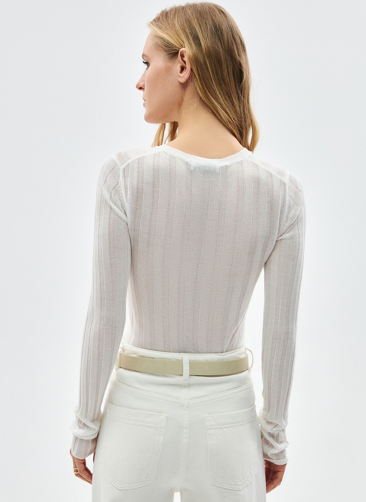 


Полупрозрачный джемпер тонкой вязки. Деликатное изделие нежно касается кожи и дарит чувство комфорта. Круглый вырез с окантовкой и длинный рукав. Благодаря прилегающему силуэту джемпер будет особенно выгодно смотреться в многослойных образах с вещами свободного кроя. Модель может стать одновременно и базовым, и трендовым элементом весеннего гардероба.