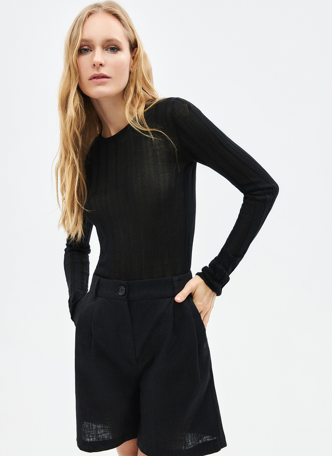 Полупрозрачный джемпер тонкой вязки. Деликатное изделие нежно касается кожи и дарит чувство комфорта. Круглый вырез с окантовкой и длинный рукав. Благодаря прилегающему силуэту джемпер будет особенно выгодно смотреться в многослойных образах с вещами свободного кроя. Модель может стать одновременно и базовым, и трендовым элементом весеннего гардероба.