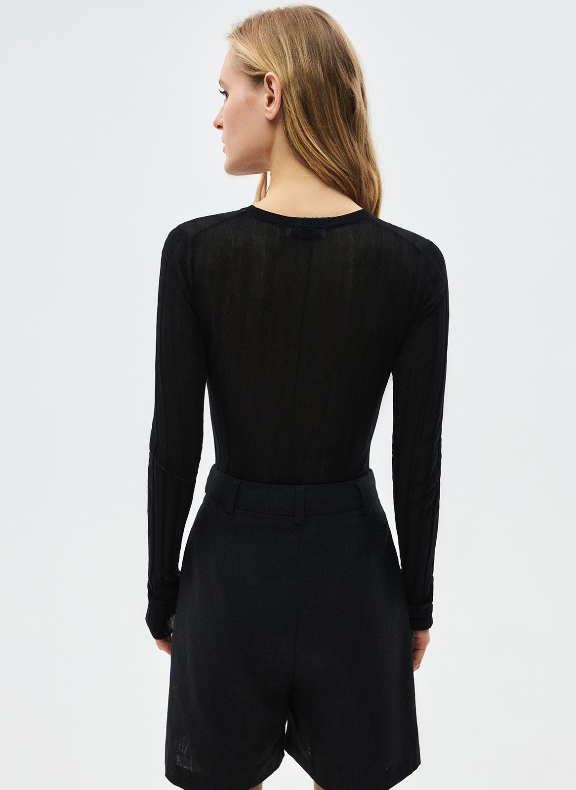 Полупрозрачный джемпер тонкой вязки. Деликатное изделие нежно касается кожи и дарит чувство комфорта. Круглый вырез с окантовкой и длинный рукав. Благодаря прилегающему силуэту джемпер будет особенно выгодно смотреться в многослойных образах с вещами свободного кроя. Модель может стать одновременно и базовым, и трендовым элементом весеннего гардероба.