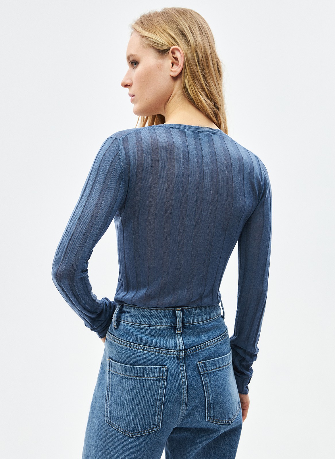 Лонгслив тонкой вязки, цвет: Индиго Allweneed Полупрозрачный джемпер тонкой вязки. Деликатное изделие нежно касается кожи и дарит чувство комфорта. Круглый вырез с окантовкой и длинный рукав. Благодаря прилегающему силуэту джемпер будет особенно выгодно смотреться в многослойных образах с вещами свободного кроя. Модель может стать одновременно и базовым, и трендовым элементом весеннего гардероба.