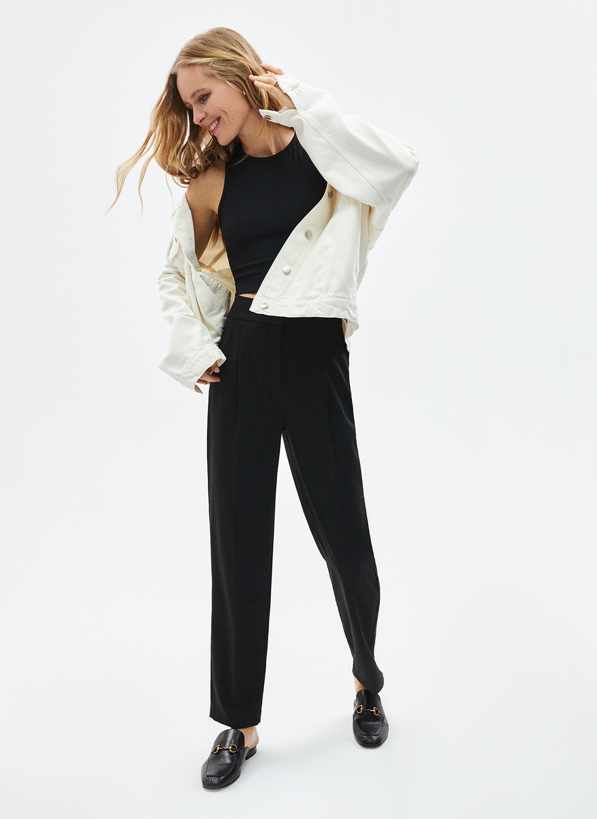 Брюки укороченные зауженные к низу, цвет: Черный Allweneed
Зауженные брюки на средней посадке из костюмной ткани. Модель на складке и со стрелкой. Ткань хорошо держит форму, поэтому изделие долго сохраняет свой первоначальный вид. Два кармана с отрезным бочком и скрытая застёжка на молнии. Брюки умеренного, классического силуэта, которые легко сочетаются с жакетом. База для офиса, деловых встреч и просто для жизни.