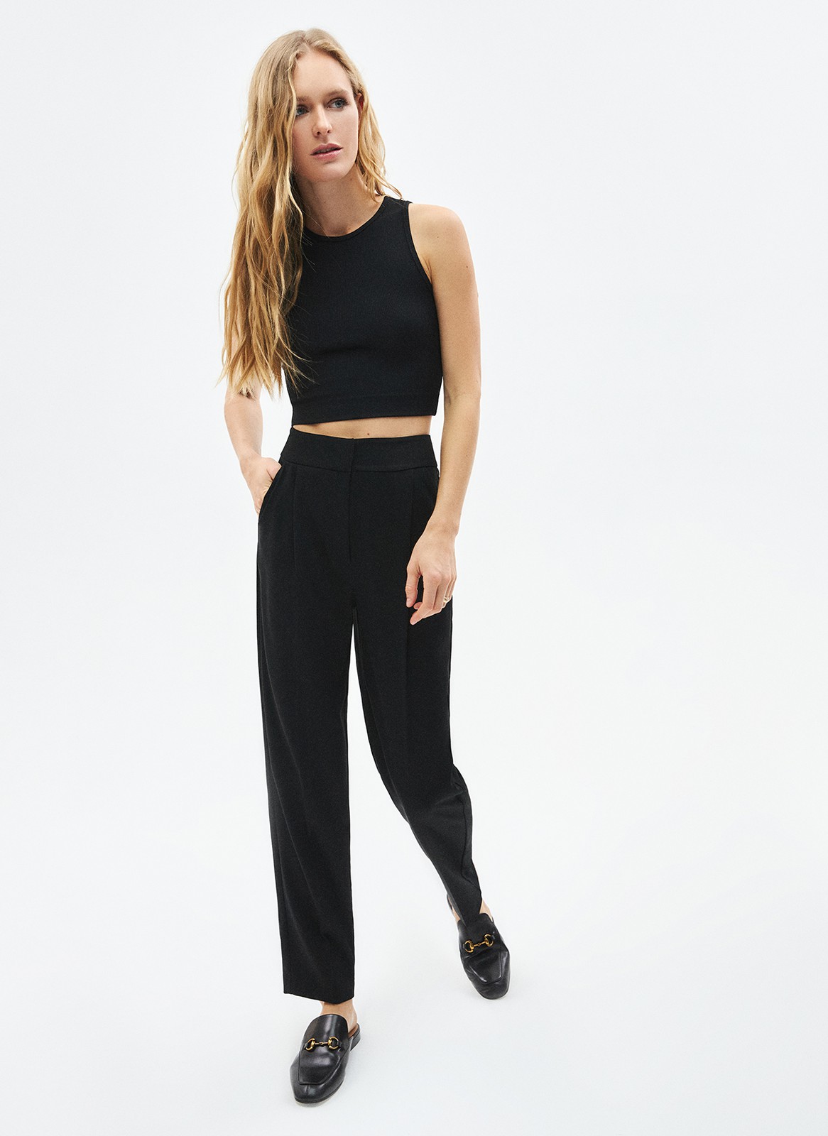 Брюки укороченные зауженные к низу, цвет: Черный Allweneed
Зауженные брюки на средней посадке из костюмной ткани. Модель на складке и со стрелкой. Ткань хорошо держит форму, поэтому изделие долго сохраняет свой первоначальный вид. Два кармана с отрезным бочком и скрытая застёжка на молнии. Брюки умеренного, классического силуэта, которые легко сочетаются с жакетом. База для офиса, деловых встреч и просто для жизни.