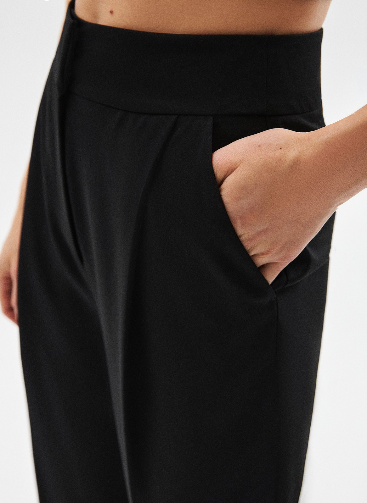 Брюки укороченные зауженные к низу, цвет: Черный Allweneed
Зауженные брюки на средней посадке из костюмной ткани. Модель на складке и со стрелкой. Ткань хорошо держит форму, поэтому изделие долго сохраняет свой первоначальный вид. Два кармана с отрезным бочком и скрытая застёжка на молнии. Брюки умеренного, классического силуэта, которые легко сочетаются с жакетом. База для офиса, деловых встреч и просто для жизни.