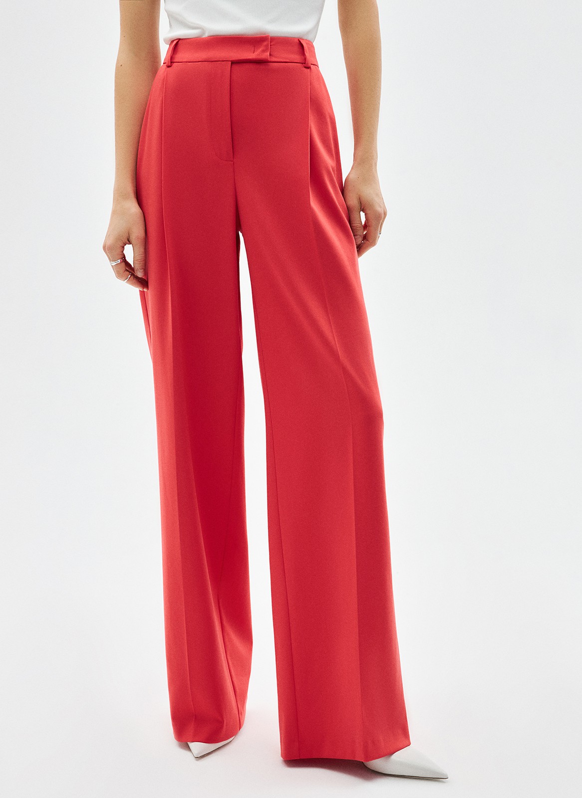 Брюки широкие полной длины, цвет: ягодный Allweneed Базовые широкие брюки с посадкой чуть ниже талии и плотным поясом, поэтому их можно носить без ремня. Выполнены из качественной турецкой костюмной ткани, которая хорошо держит форму. Брюки отлично сидят на фигуре и благодаря длине вытягивают силуэт. Сочетайте с яркими жакетами, блузами и топами.