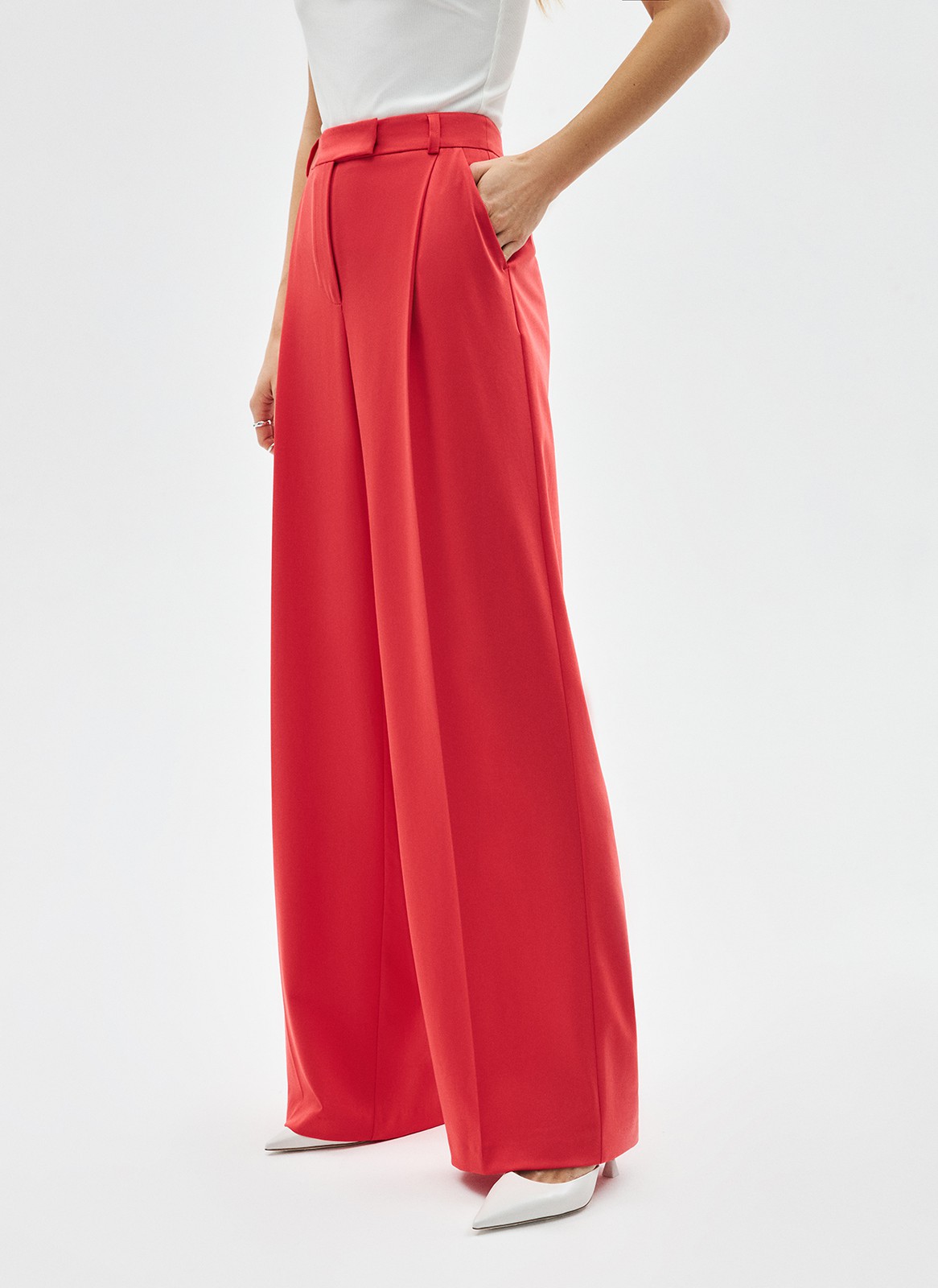 Брюки широкие полной длины, цвет: ягодный Allweneed Базовые широкие брюки с посадкой чуть ниже талии и плотным поясом, поэтому их можно носить без ремня. Выполнены из качественной турецкой костюмной ткани, которая хорошо держит форму. Брюки отлично сидят на фигуре и благодаря длине вытягивают силуэт. Сочетайте с яркими жакетами, блузами и топами.