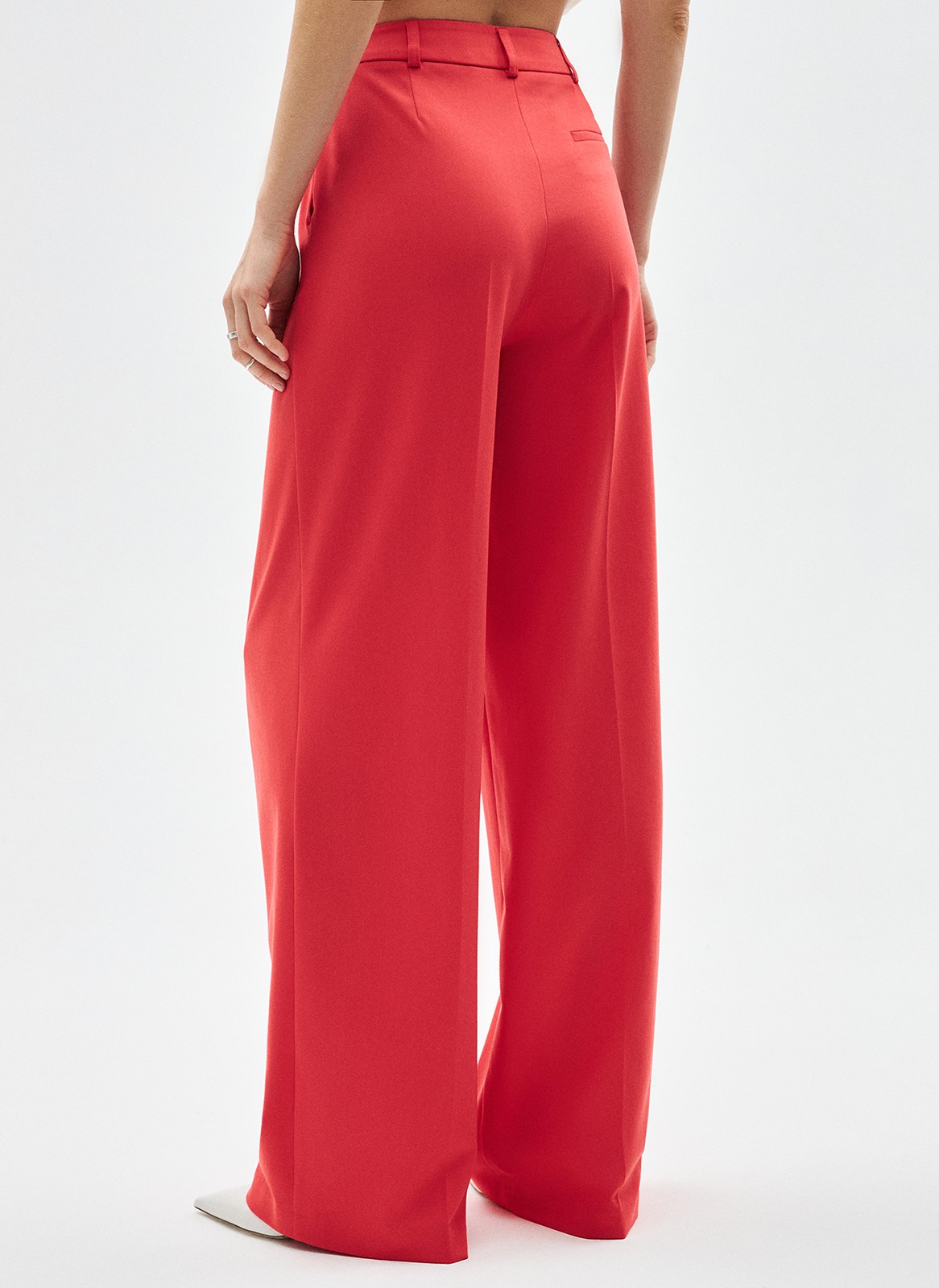 Брюки широкие полной длины, цвет: ягодный Allweneed Базовые широкие брюки с посадкой чуть ниже талии и плотным поясом, поэтому их можно носить без ремня. Выполнены из качественной турецкой костюмной ткани, которая хорошо держит форму. Брюки отлично сидят на фигуре и благодаря длине вытягивают силуэт. Сочетайте с яркими жакетами, блузами и топами.