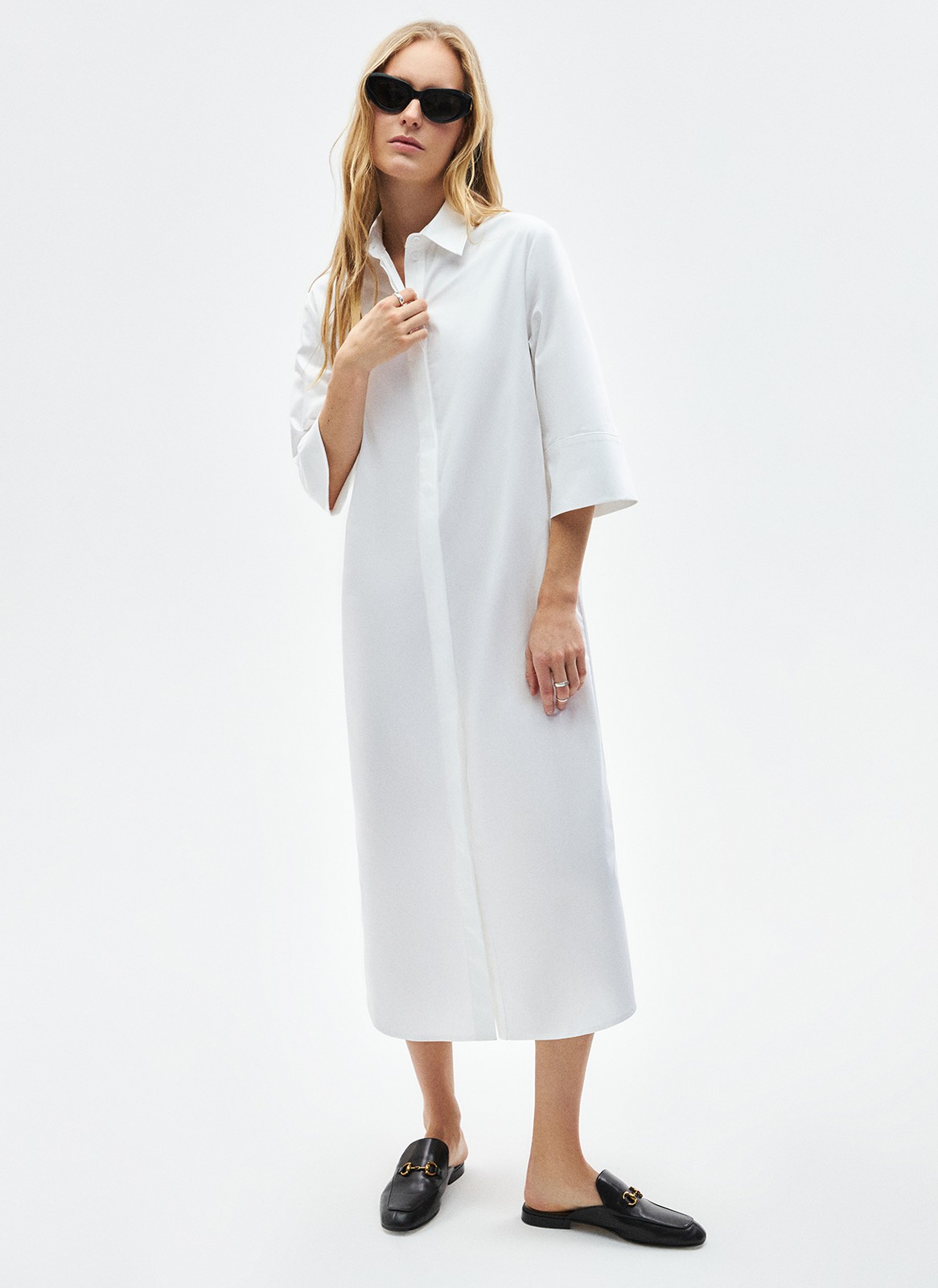 Платье рубашка из хлопка, цвет: белый Allweneed
Платье-рубашка длины миди из хлопка. Скрытая застёжка с пуговицами, отложной воротник и широкие рукава с широкими манжетами для свободы движения. Базовая модель для весны и лета, ведь благодаря натуральному составу в ней не будет жарко. Мы также добавили съёмный пояс в тон, чтобы вы могли создавать женственные образы и подчёркивать талию.
В платье можно буквально жить: днём носить в офис, а вечером на встречи с подругой и свидания.