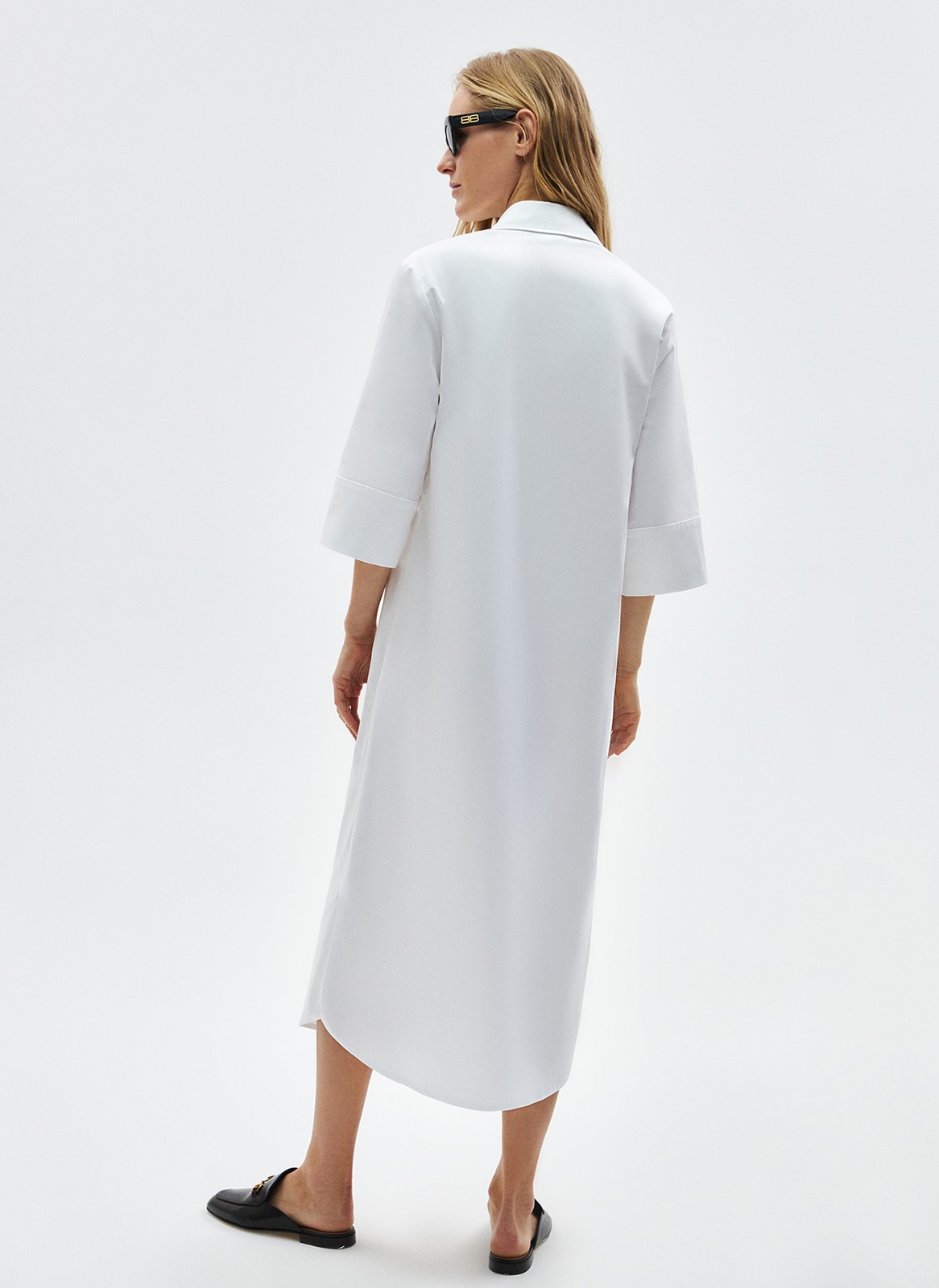 Платье рубашка из хлопка, цвет: белый Allweneed
Платье-рубашка длины миди из хлопка. Скрытая застёжка с пуговицами, отложной воротник и широкие рукава с широкими манжетами для свободы движения. Базовая модель для весны и лета, ведь благодаря натуральному составу в ней не будет жарко. Мы также добавили съёмный пояс в тон, чтобы вы могли создавать женственные образы и подчёркивать талию.
В платье можно буквально жить: днём носить в офис, а вечером на встречи с подругой и свидания.