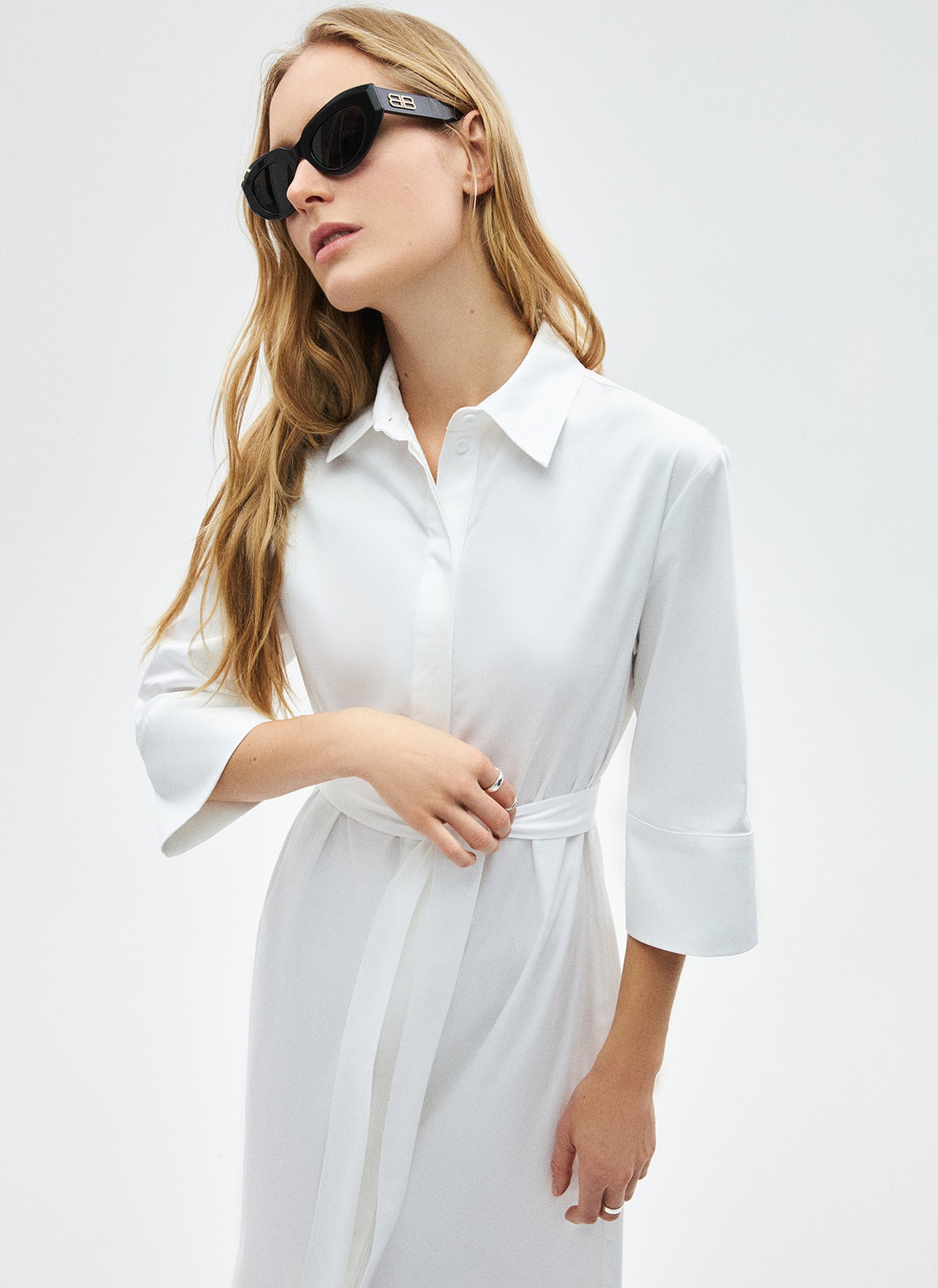 Платье рубашка из хлопка, цвет: белый Allweneed
Платье-рубашка длины миди из хлопка. Скрытая застёжка с пуговицами, отложной воротник и широкие рукава с широкими манжетами для свободы движения. Базовая модель для весны и лета, ведь благодаря натуральному составу в ней не будет жарко. Мы также добавили съёмный пояс в тон, чтобы вы могли создавать женственные образы и подчёркивать талию.
В платье можно буквально жить: днём носить в офис, а вечером на встречи с подругой и свидания.