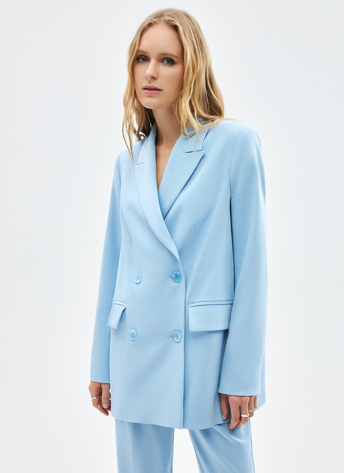 Жакет двубортный oversize, цвет: голубой Allweneed
Адаптируем наш культовый двубортный, слегка удлинённый жакет к новому сезону. Этот его вариант выполнен из мягкой, достаточно тонкой, но формоустойчивой костюмной ткани, идеально подходящей для весны. Мы сохранили классическую линию плеча и воротник с лацканами, крупные пуговицы и карманы с клапаном. Модель, как и все наши жакеты, имеет шлицу на спинке для комфорта. Носите в офис с брюками, а на неформальные встречи с лёгкими платьями, гофрированными юбками и трендовыми джинсами.
Представлен в оттенках нашей апрельской палитры молочном и глубоком синем, отсылающих к темам парусного спорта и морского отдыха.