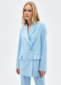 Жакет двубортный oversize, цвет: голубой Allweneed
Адаптируем наш культовый двубортный, слегка удлинённый жакет к новому сезону. Этот его вариант выполнен из мягкой, достаточно тонкой, но формоустойчивой костюмной ткани, идеально подходящей для весны. Мы сохранили классическую линию плеча и воротник с лацканами, крупные пуговицы и карманы с клапаном. Модель, как и все наши жакеты, имеет шлицу на спинке для комфорта. Носите в офис с брюками, а на неформальные встречи с лёгкими платьями, гофрированными юбками и трендовыми джинсами.
Представлен в оттенках нашей апрельской палитры молочном и глубоком синем, отсылающих к темам парусного спорта и морского отдыха.